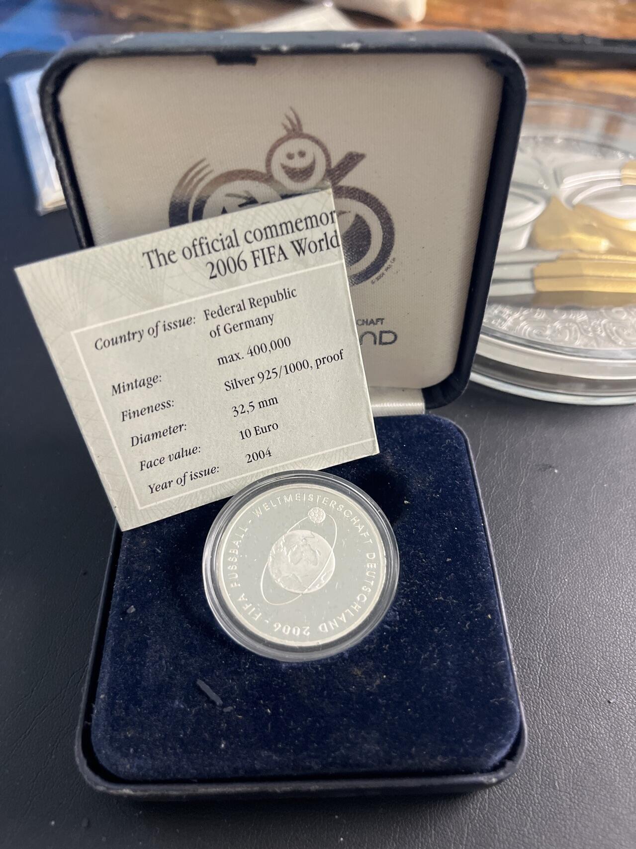 ❤️【币观天下】❤️ 第337期钱币拍卖- 2026.1.2周五晚上6点半场-长期征集拍品 原厂盒证德国2004年发行德国2006年FIFA足球世界杯精制纪念银币925银18克直径32.5毫米