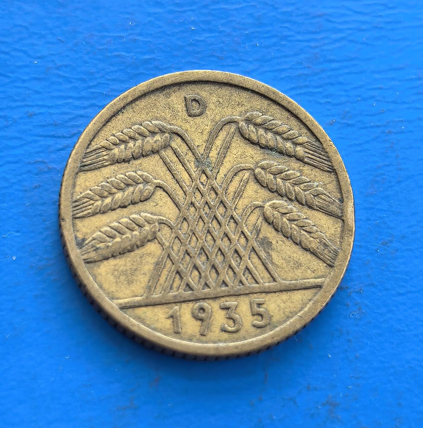 外国优质老铜币高银银币，周六九点倒数截拍，满百包邮，持续收拍 魏玛共和国1935 年 10 芬尼铜币（慕尼黑造币厂，标记 “D”）。正面 “德意志帝国” 旧称隐现政体过渡，背面麦穗纹凝农业符号，铜质包浆载时代痕迹。见证魏玛向纳粹更迭节点，属德国政体转型期货币标本，存世因战乱渐稀，解码 20 世纪初德社会经济，收藏融历史隐喻与工艺细节 。
