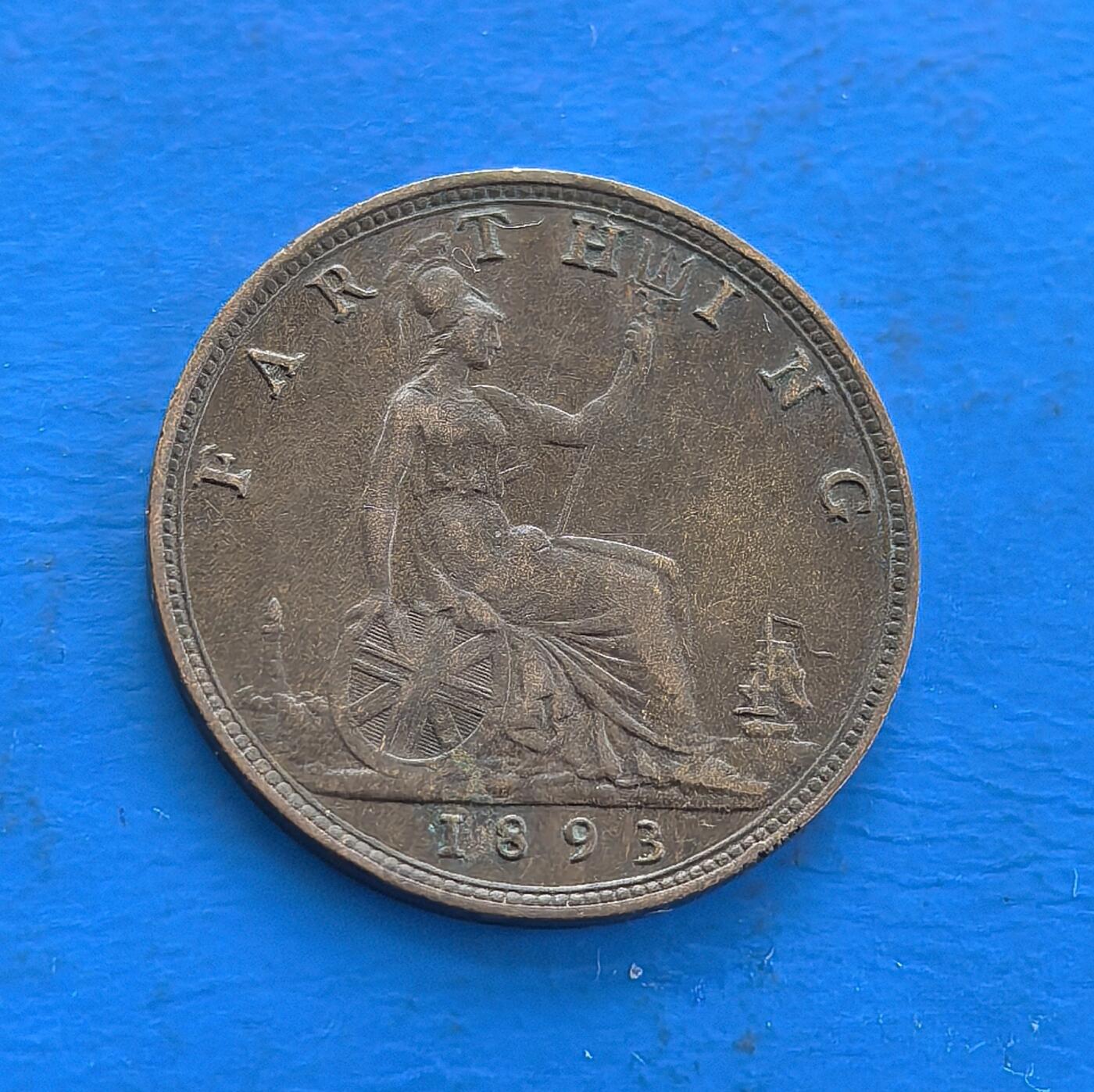 外国优质老铜币高银银币，周六九点倒数截拍，满百包邮，持续收拍 英国1893 年 1 法新铜币，铸于维多利亚帝国鼎盛期。正面女王肖像，背面不列颠尼亚坐像（持矛、轮盘，衬灯塔、帆船，凝萃海洋霸权符号）。铜质包浆载百年痕迹，见证殖民巅峰，属英国古典铜币标本，设计融王权与帝国意象，存世渐稀，解码 19 世纪英帝国脉络，收藏兼具历史厚重与艺术意趣 。