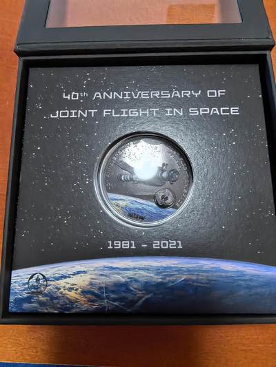 长老汇蛇年精选第九十场拍卖 - 2021蒙古联合太空飞行40周年5000图格里克高浮雕，1盎司999银， 曜石黑，盒证全，1000枚