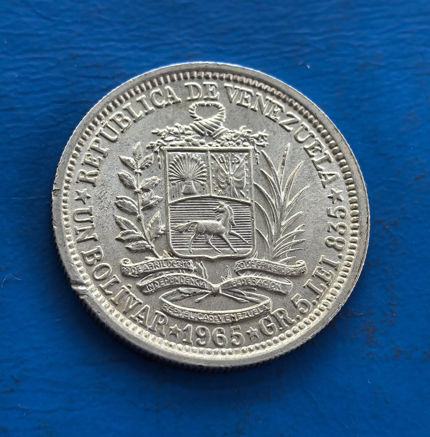 外国优质老铜币高银银币，周六九点倒数截拍，满百包邮，持续收拍 委内瑞拉1965 年银币，正面镌拉美独立英雄玻利瓦尔，背面饰国徽（骏马等元素），银质包浆凝岁月。承载南美解放史记忆，融英雄符号与国家象征，存世因地域小众更显独特，是解码拉美独立脉络、收藏异域币艺的珍贵标本 。