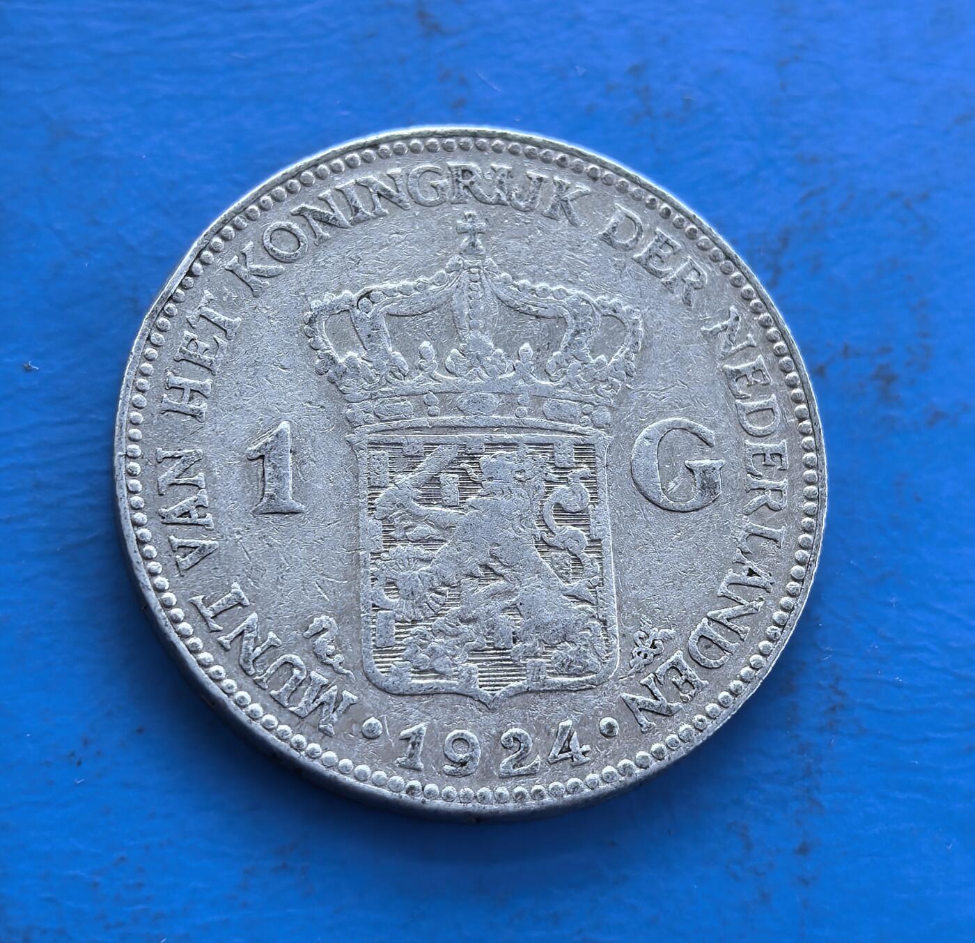 外国优质老铜币高银银币，周六九点倒数截拍，满百包邮，持续收拍 荷兰 1924 年1 盾银币，正面威廉明娜女王像，背面王室纹章，银质包浆凝岁月。见证一战后荷兰重建，载君主制符号与铸币工艺。存世因流通渐稀，属王室币系标本，解码荷兰 20 世纪初历史，藏欧陆王室脉络与货币美学，小众收藏优选 。