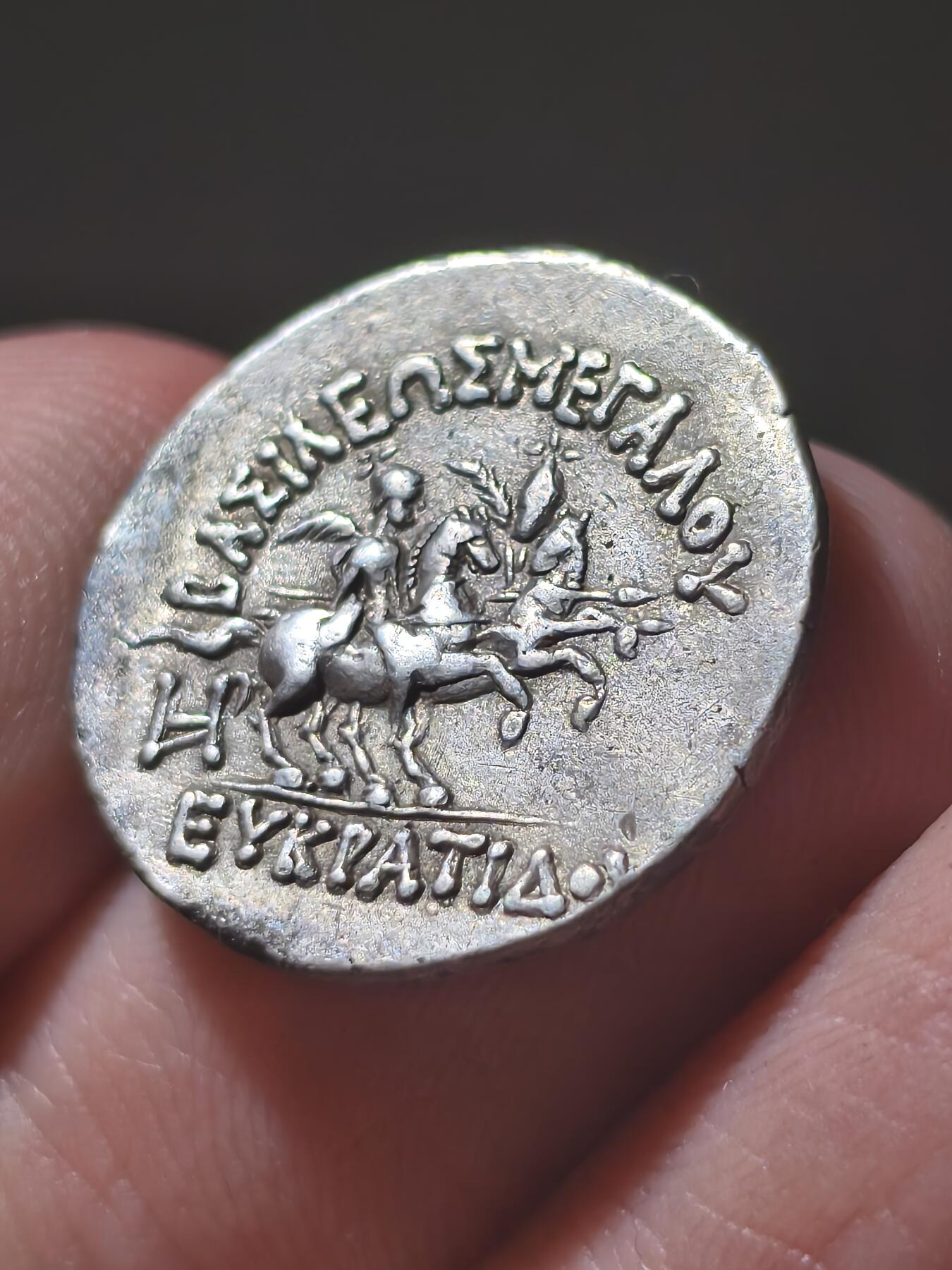 星盘世界钱币2026一月十日新年古典精品大拍 精彩纷呈 典藏名品美品！希腊化-中亚 巴克特里亚王国-欧克拉提德斯国王 1德拉克马银币 背面是狄俄斯库里兄弟骑兵 文骑马面王像，品相非常漂亮，铭文清晰图案全美，底板光滑平整，而且这种类型的着盔版非常少见，这一枚应该是普什卡拉瓦提造币厂的