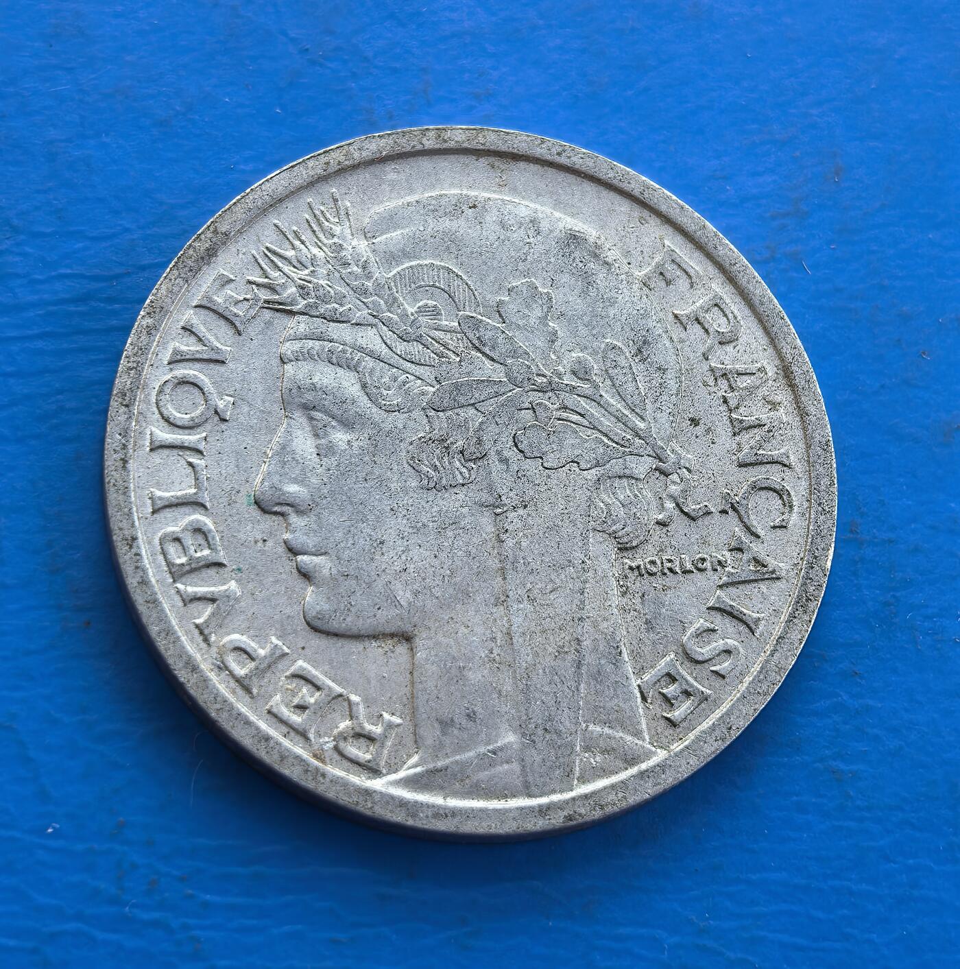 外国优质老铜币高银银币，周六九点倒数截拍，满百包邮，持续收拍 法国1946 年 2 法郎，诞生于二战后共和重建初期。正面玛丽安娜象征自由，背面 “自由・平等・博爱” 呼应启蒙精神，凝萃法兰西核心价值。镍质包浆载战后希望，见证国家从废墟重拾共和理念。作为战后转型货币标本，解码历史转折，收藏兼具时代意义与文化传承 。