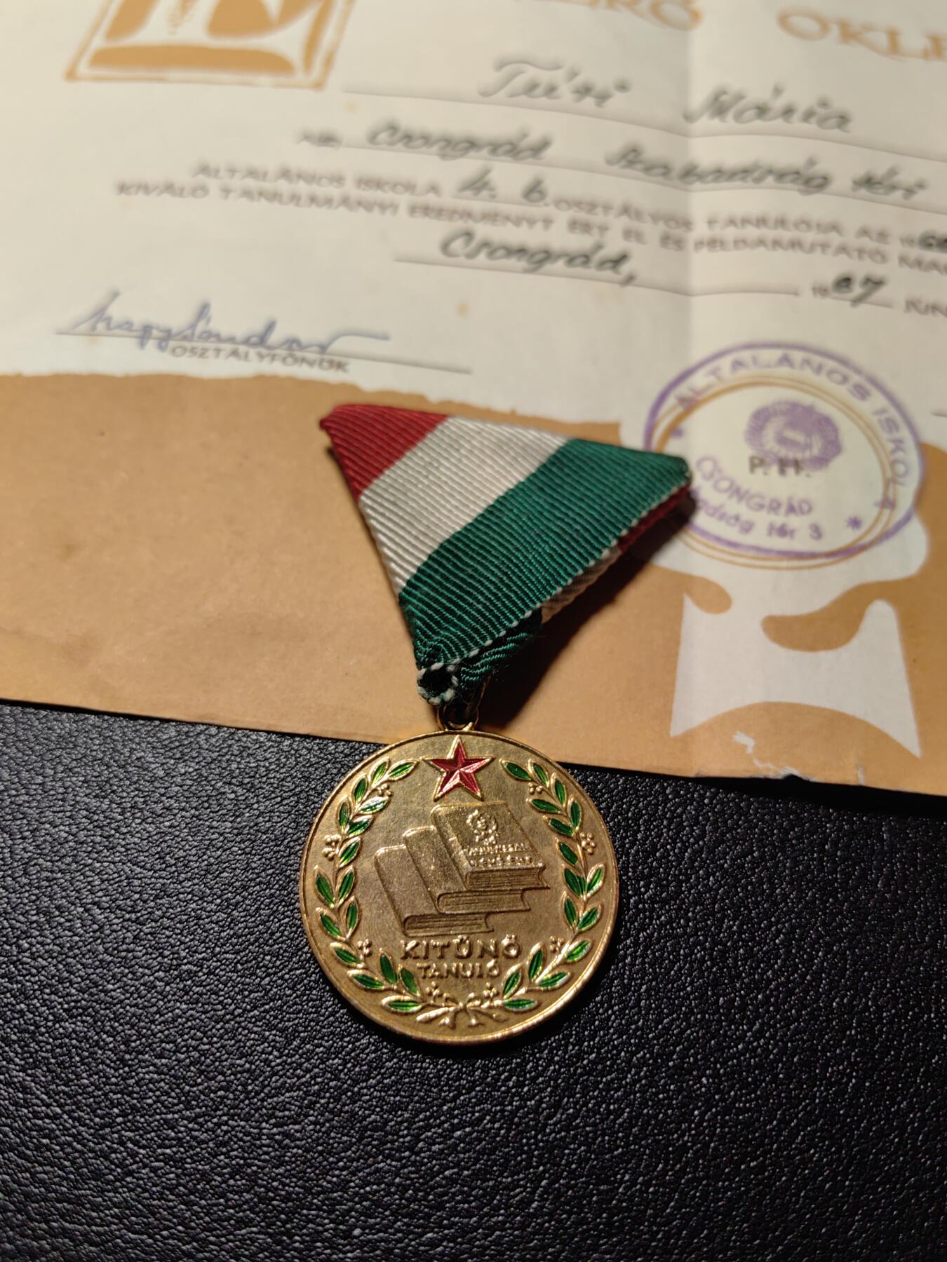 靖甫拍卖新拍第一场 匈牙利学霸奖章带证 60年代证书