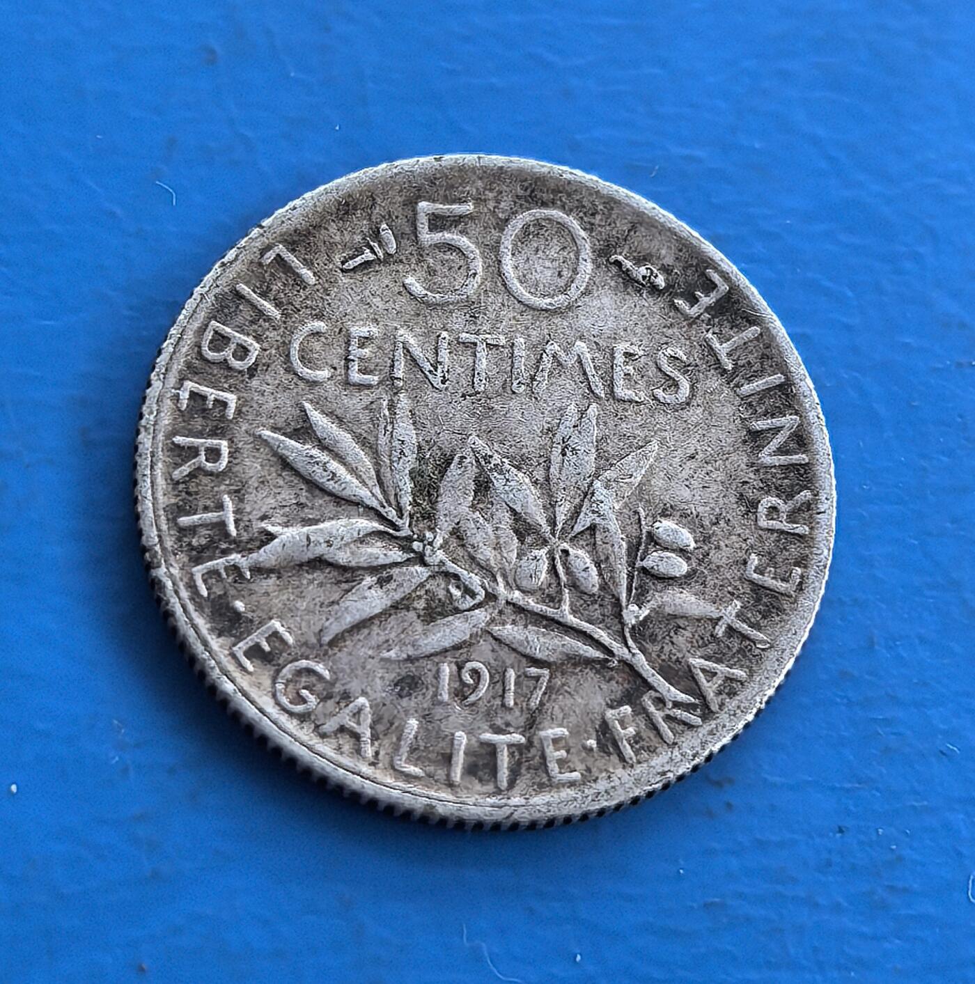 外国优质老铜币高银银币，周六九点倒数截拍，满百包邮，持续收拍 法国 1917 年50 生丁银币，正面 “播种女神” 象征共和，背面橄榄枝环刻 “自由、平等、博爱”，银质铸于于一战烽火。承载法兰西精神与战争记忆，设计经典，见证共和脉络，是研究一战货币、法式价值观的实物标本，藏时代厚重与金属温润，为小众收藏添历史温度 。
