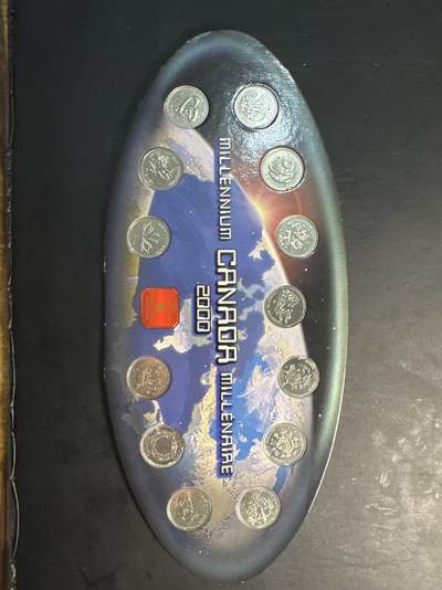 ❤️【币观天下】❤️ 第337期钱币拍卖- 2026.1.2周五晚上6点半场-长期征集拍品 - 加拿大2000年千禧12个月镍币套装一套12枚卡册有氧化，支架有脱胶