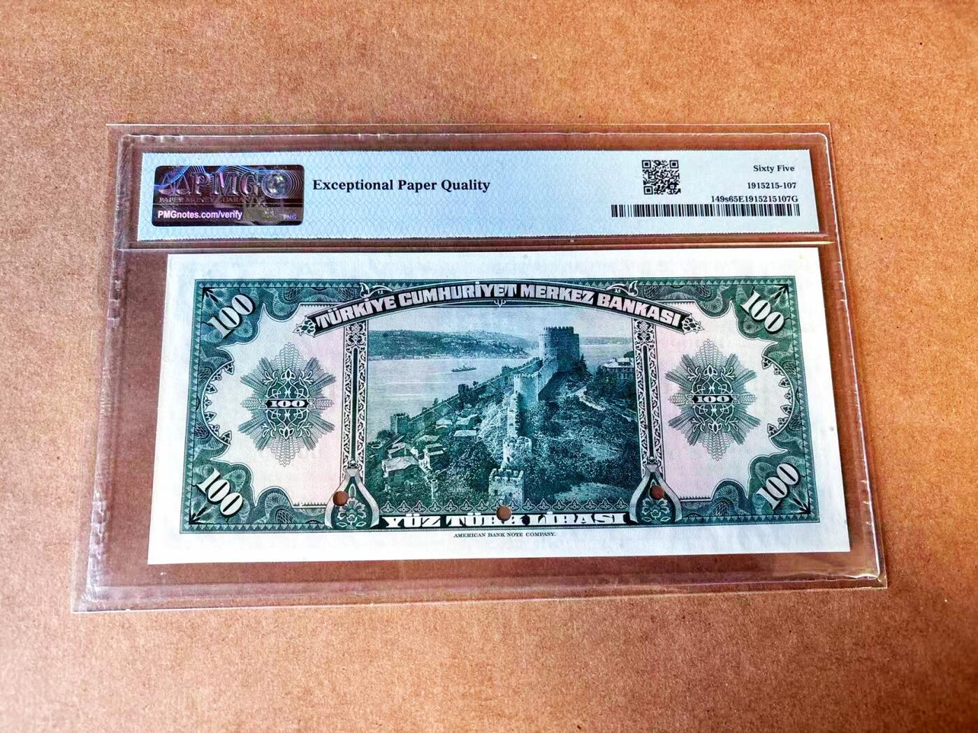【Blue Auction】世界纸币精拍第770期——18级TOP拍卖/信誉/品质/专业/高效💫 土耳其 1947年100里拉 最高值 PMG65EPQ 绝品样钞 ABNC出品 雕刻非常精美 高价值 正面系土耳其第二任总统穆斯塔法 背面雕刻精美大气的如梅利堡垒是全世界的军事建筑物中最美丽的杰作之一，又称之为欧洲堡垒，是苏丹麦合麦征服伊斯坦布尔时（1452年）仅用4个月建造的，如今为土耳其著名景点