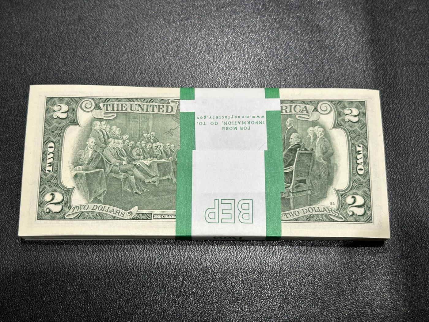 《外钞收藏家》第五百九十八期（2026年新年第一场）（本平台长期征集拍品、欢迎藏友们联系合作） 2013年美国小头版2美元 标准100连号 全新UNC 高位无47 尾501 含5个5