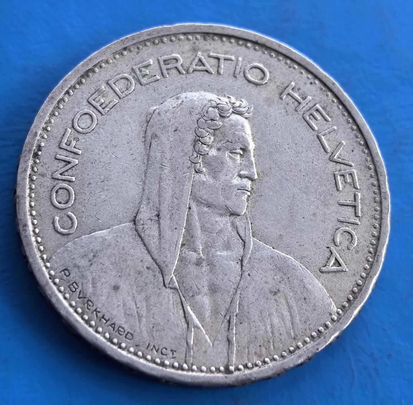 外国优质老铜币高银银币，周六九点倒数截拍，满百包邮，持续收拍 瑞士1933 年5 法郎银币，正面刻邦联铭文与人物像，背面十字盾徽环饰花卉，设计经典。瑞士造币工艺精湛，细节明晰。历经近百年，承载瑞士历史与货币文化，是欧洲经典银币收藏佳选，兼具历史厚重与工艺美感 。