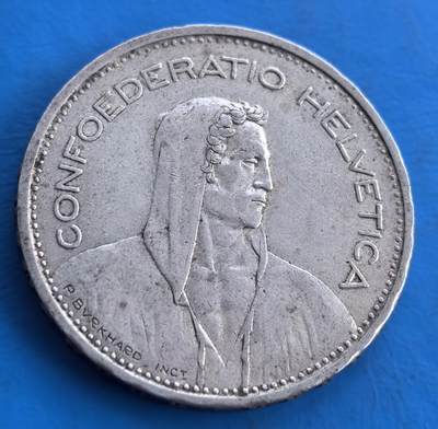 外国优质老铜币高银银币，周六九点倒数截拍，满百包邮，持续收拍 - 瑞士1933 年5 法郎银币，正面刻邦联铭文与人物像，背面十字盾徽环饰花卉，设计经典。瑞士造币工艺精湛，细节明晰。历经近百年，承载瑞士历史与货币文化，是欧洲经典银币收藏佳选，兼具历史厚重与工艺美感 。