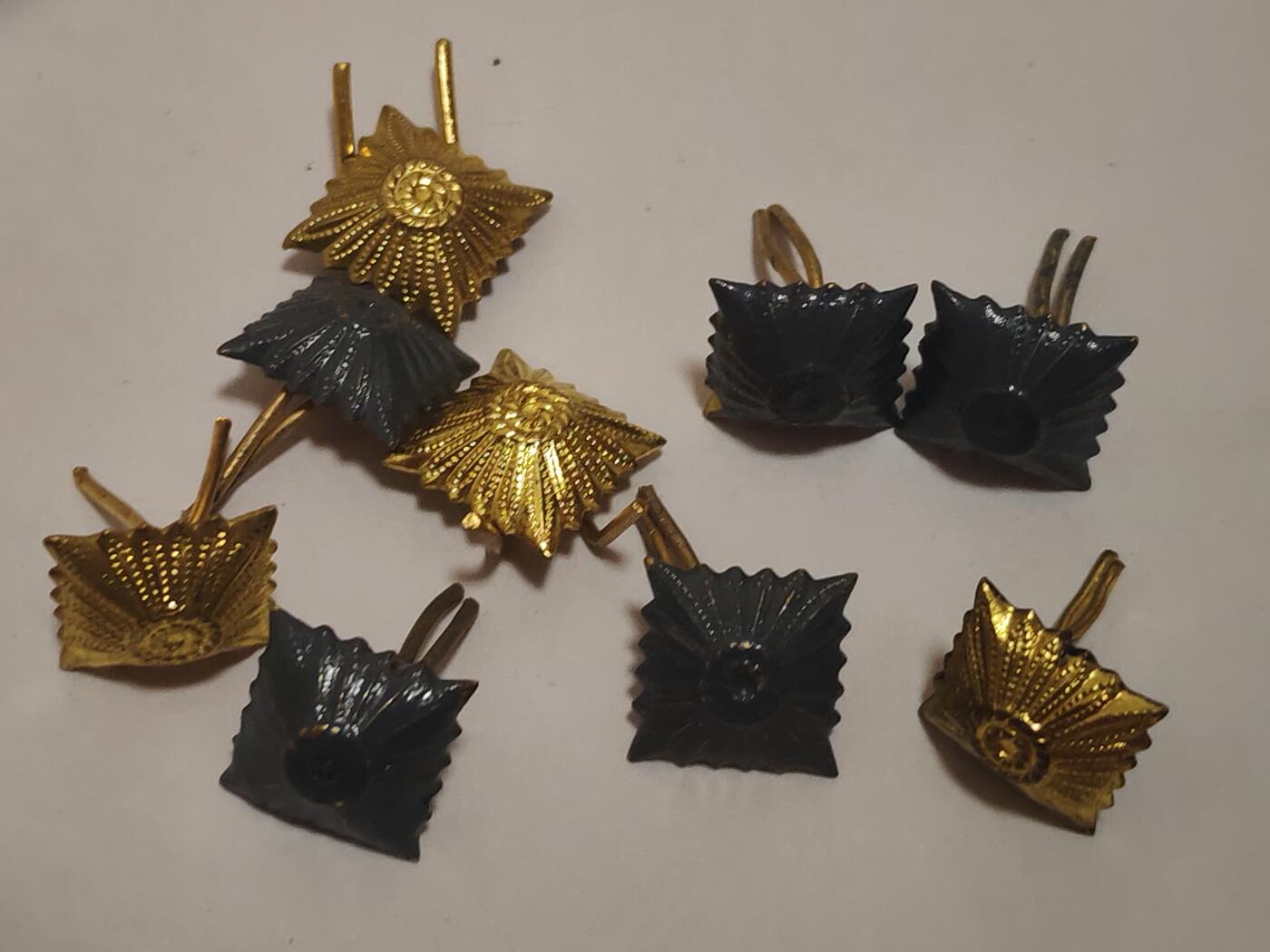 韵星假日拍卖第三十四期 -- Rimey Holidays Auction 34 民主德国肩章星一组