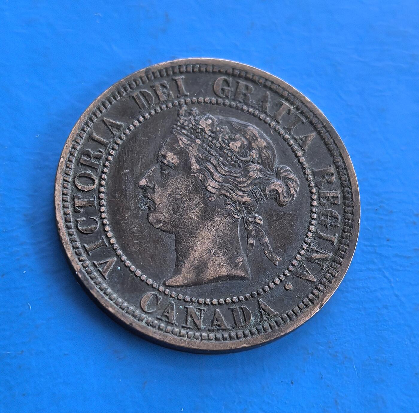 外国优质老铜币高银银币，周六九点倒数截拍，满百包邮，持续收拍 加拿大1881 年 1 分铜币，正面镌维多利亚女王像（彰显英属殖民属性），背面枫叶纹环绕 “1 分” 纪年，见证加拿大联邦初创期。铜质包浆凝百年殖民脉络，属英属北美货币遗存。承载王室统治与地域符号，为研究加国早期经济、英加关系的稀有标本，填补殖民币收藏缺口，藏北美历史交融印记 。