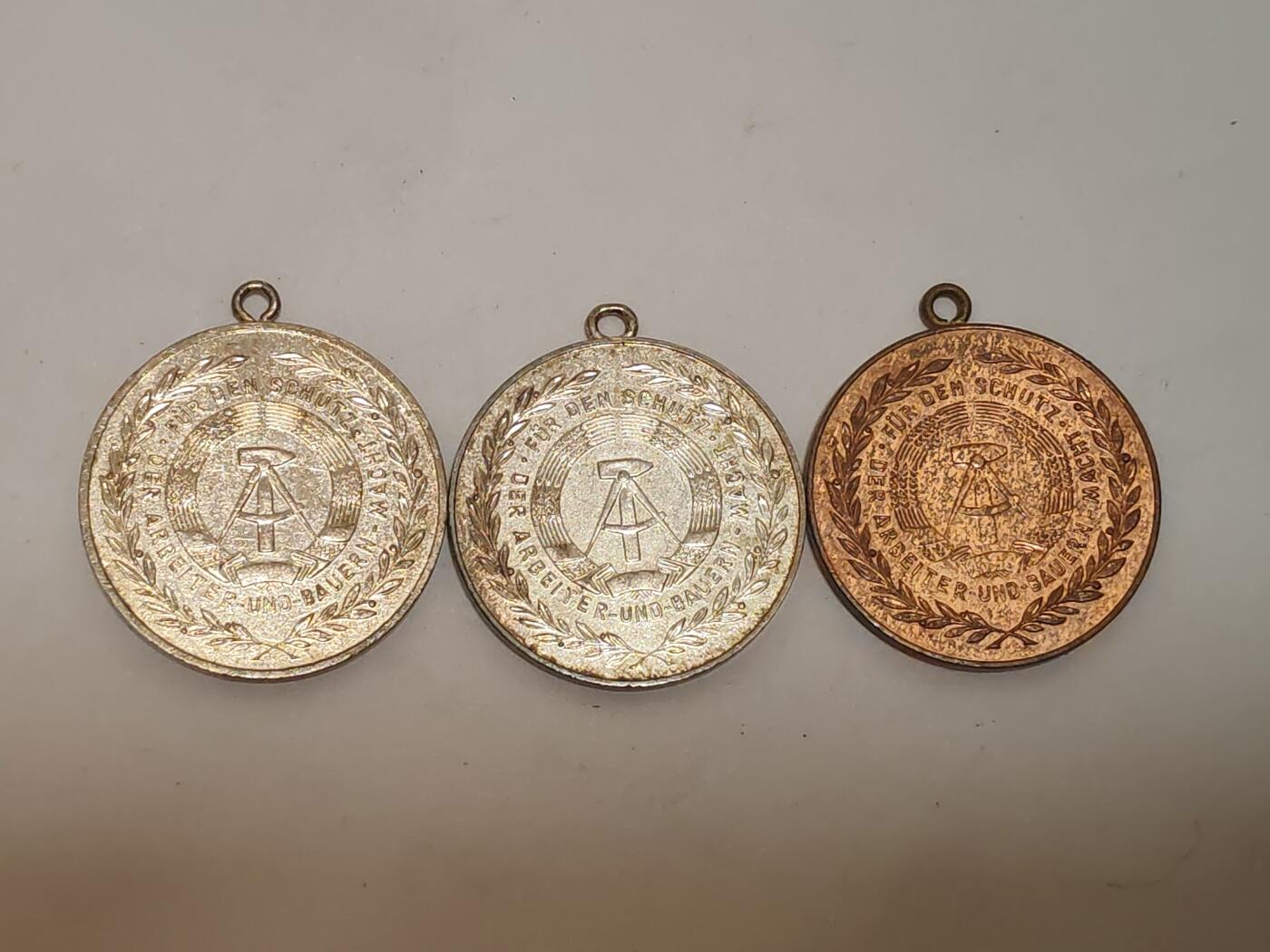 韵星假日拍卖第三十四期 -- Rimey Holidays Auction 34 民主德国奖章一组-银级国家人民军奖章两枚，铜级一枚