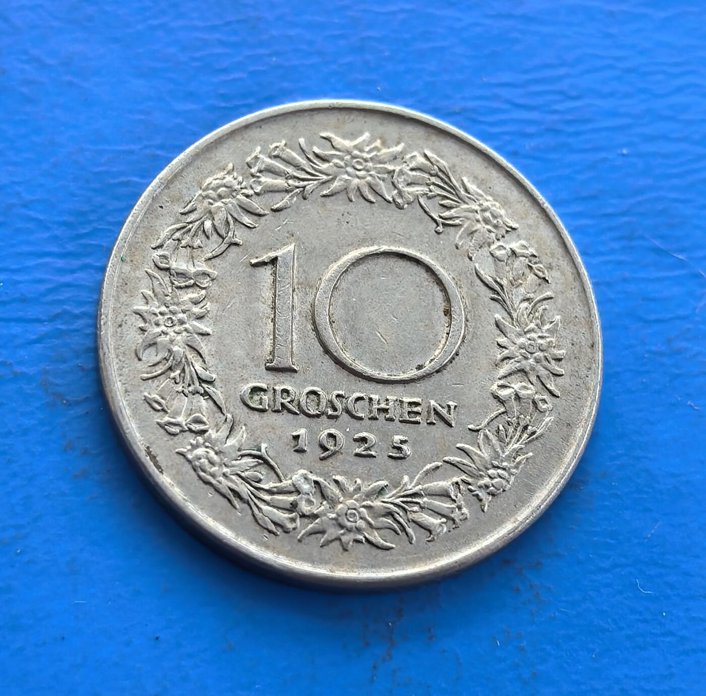 外国优质老铜币高银银币，周六九点倒数截拍，满百包邮，持续收拍 1923 年奥地利第一共和国 10 格罗申，诞生于战后重建期。正面民俗帽饰女性映阿尔卑斯风情，背面雪绒花花环（国花）凝坚韧精神。银质包浆载共和初创脉络，设计融地域符号与艺术，见证奥匈解体后身份重构。属奥地利转型期标本，藏中欧战后文化密码，小众收藏独特标的 。