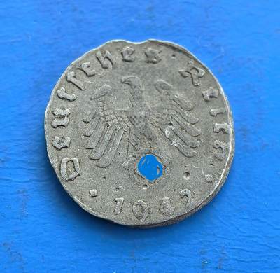 外国优质老铜币高银银币，周六九点倒数截拍，满百包邮，持续收拍 - 德国1942 年 10 芬尼锌币，铸于二战关键期，正面帝国鹰徽、背面面值，凝萃第三帝国符号。锌质包浆载战火痕迹，存世稀。作为纳粹统治的货币标本，解码战时经济，收藏触及历史冲突，是研究政权与货币史的独特标的，历史厚重与符号张力兼具 。