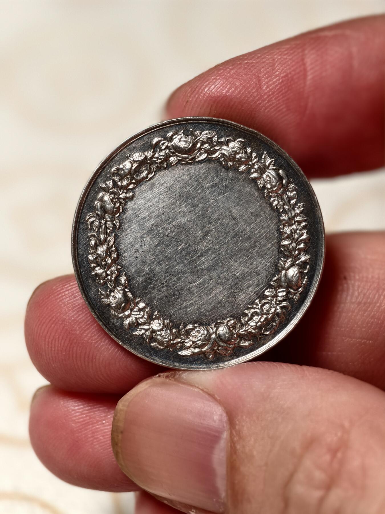 抚柳草堂-第五期章牌钱币（元旦欢庆场） 奖章勋章限时免佣 满百包邮 放漏专场 19世纪法国婚姻与爱情银章 难得好品背面无刻字可自用 950银重10.9克 27.9mm 丰饶角1ar银标