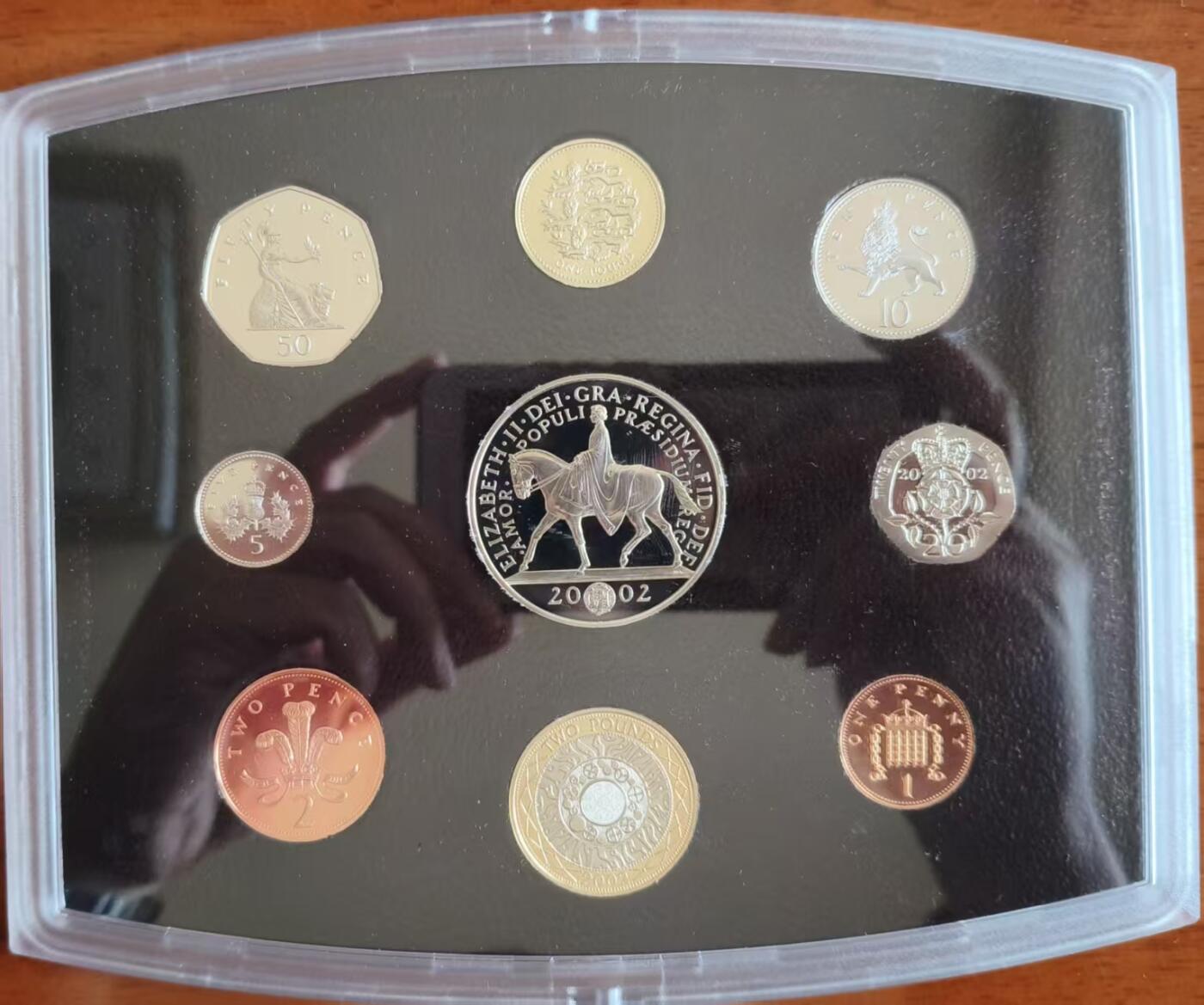 ❤️【币观天下】❤️ 第337期钱币拍卖- 2026.1.2周五晚上6点半场-长期征集拍品 英国2002年精制套币 女王登基50周年金禧纪念五镑 英格兰三狮一镑