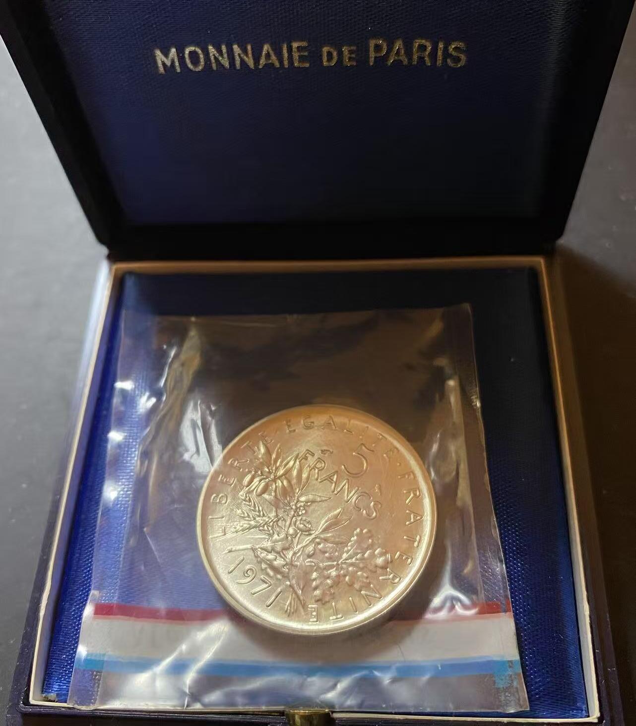 ❤️【币观天下】❤️ 第337期钱币拍卖- 2026.1.2周五晚上6点半场-长期征集拍品 1971年法国行走女神五法郎加厚银币（微瑕）带原盒包装