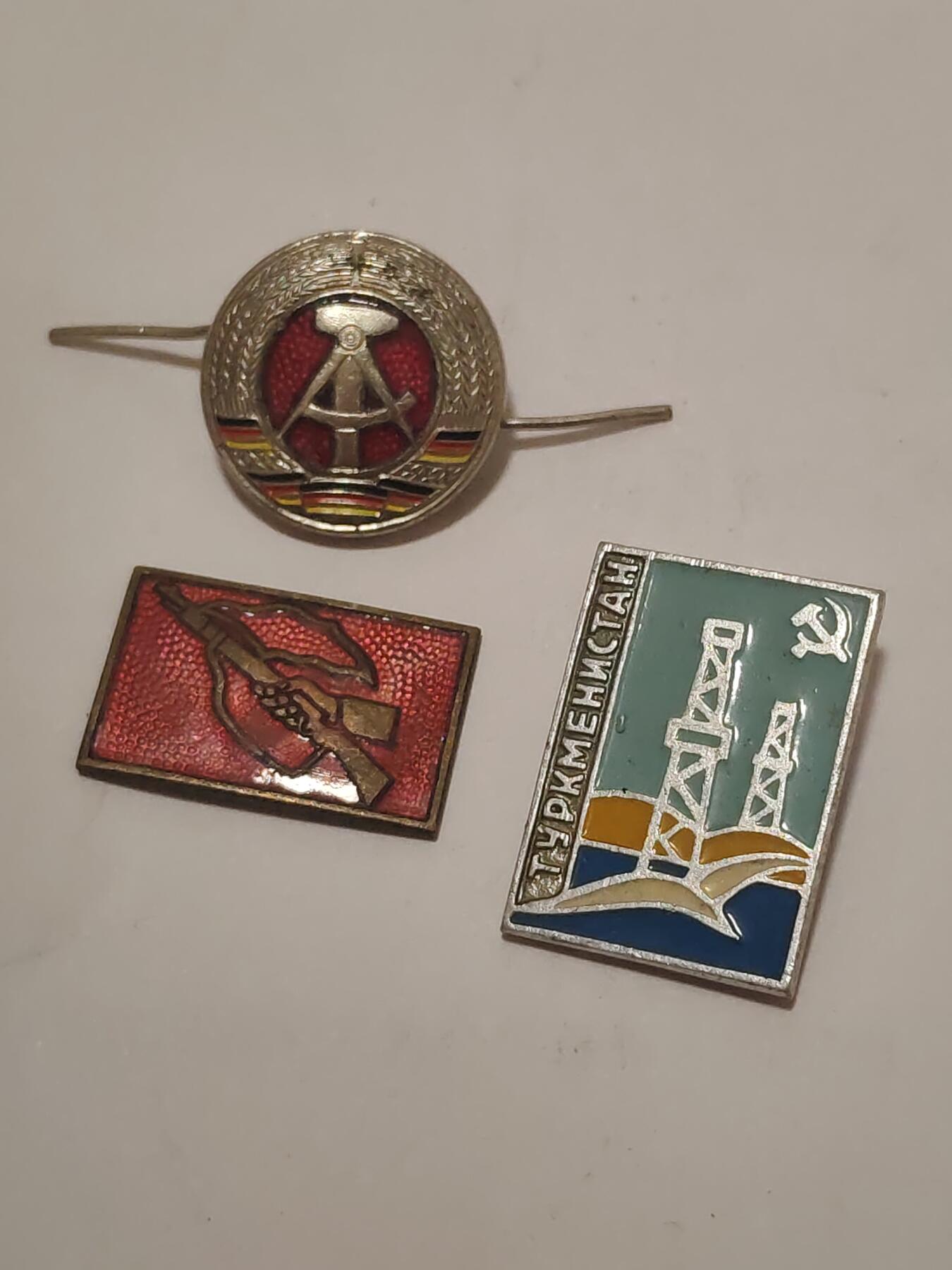 韵星假日拍卖第三十四期 -- Rimey Holidays Auction 34 民主德国帽徽工战队徽章一组