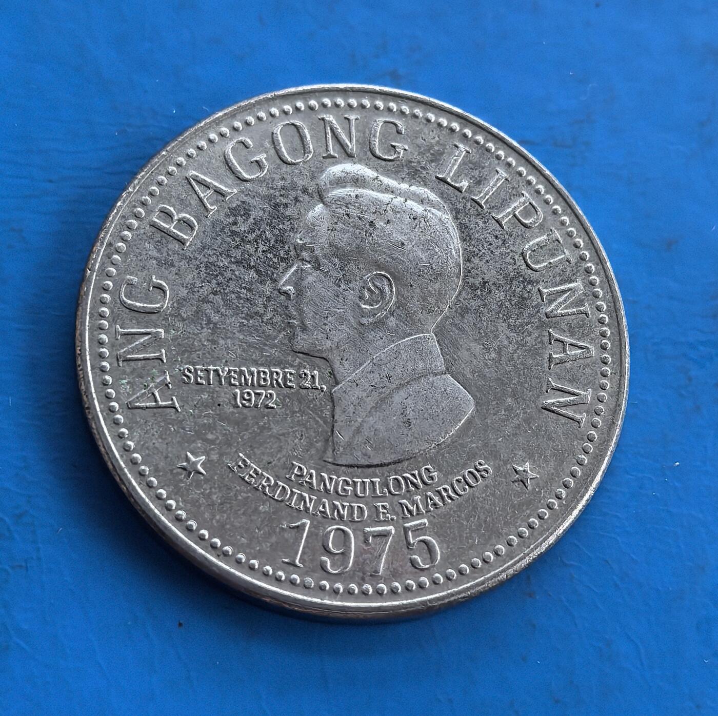 外国优质老铜币高银银币，周六九点倒数截拍，满百包邮，持续收拍 菲律宾1975 年 5 比索大币，正面铭刻马科斯总统、“新社会”（ANG BAGONG LIPUNAN）及戒严令颁布日（1972.9.21），背面饰菲律宾国徽。见证马科斯独裁时期政治生态，银质包浆凝岁月痕迹。属东南亚政治题材稀缺币，解码菲现代史密码，为历史研究与收藏拓展独特视角，政治符号与时代记忆交融 。