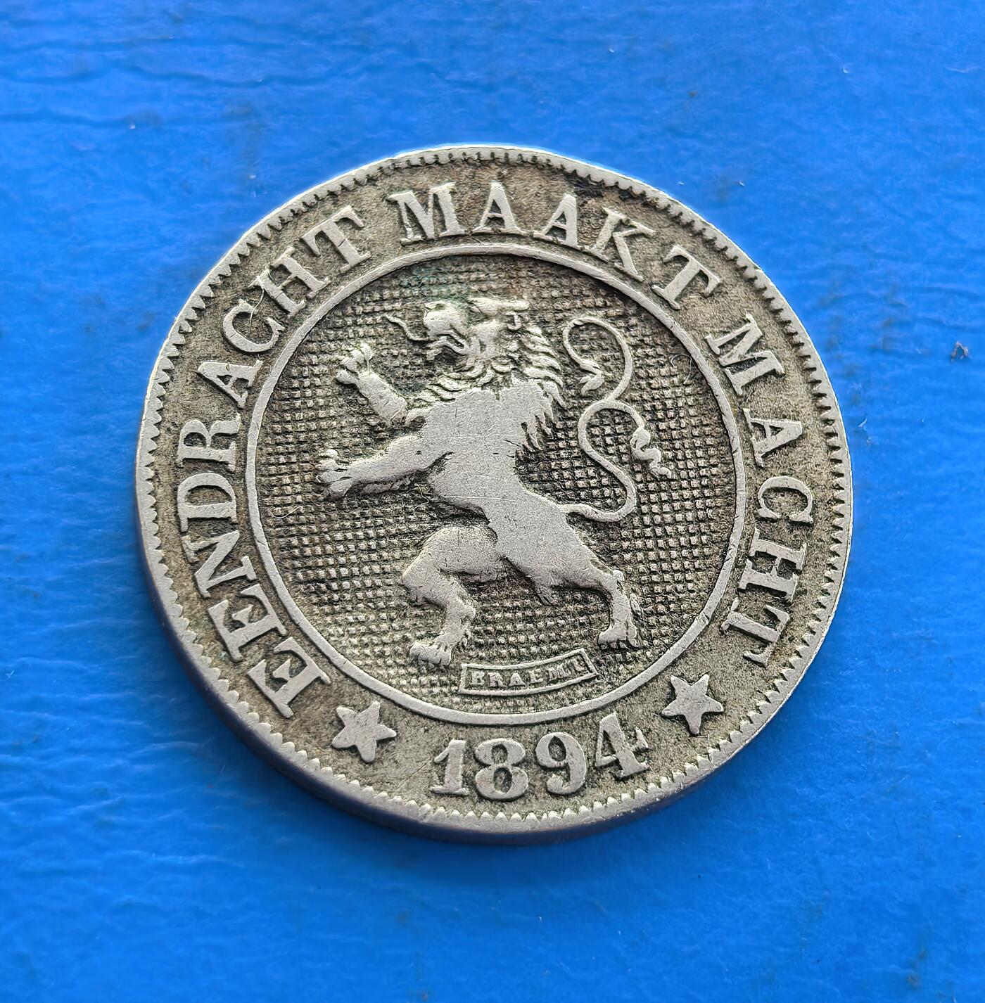 外国优质老铜币高银银币，周六九点倒数截拍，满百包邮，持续收拍 比利时 1894 年10 分，正面立狮配 “团结即力量” 铭文，背面镌利奥波德二世王室标识，银质包浆凝百年痕迹。见证比君主制与民族精神，设计融合国徽符号，属欧洲古典币稀缺标本，解码比利时近代史，收藏兼具历史厚重与文化意趣 。