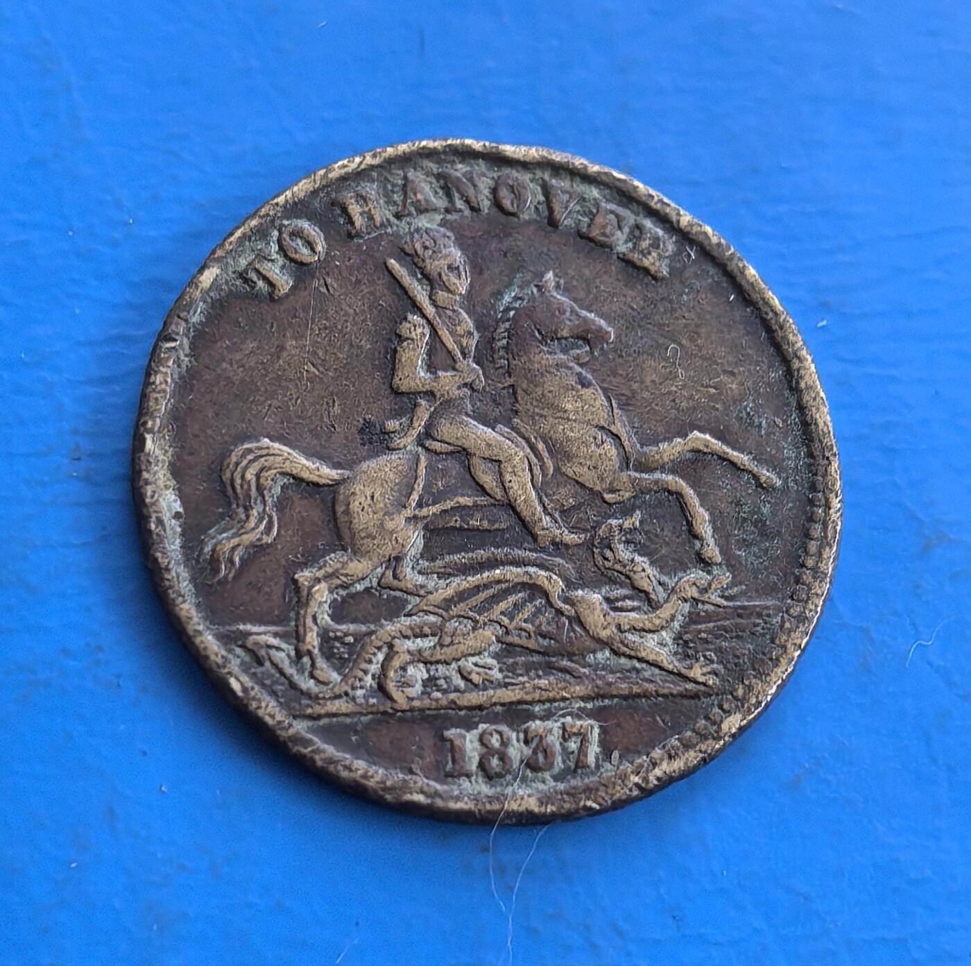 外国优质老铜币高银银币，周六九点倒数截拍，满百包邮，持续收拍 1867 年汉诺威纪念铜币，正面骑马屠龙（圣乔治意象）配 “TO HANOVER”，背面维多利亚女王像。见证英 - 汉诺威共主邦联终结（女王继位触发汉诺威独立），题材关联王朝更迭，铜质包浆凝历史转折。独特设计串联双域史，为研究共主邦联、维多利亚早期统治的稀有标本，藏地缘变迁厚重，小众收藏佳品