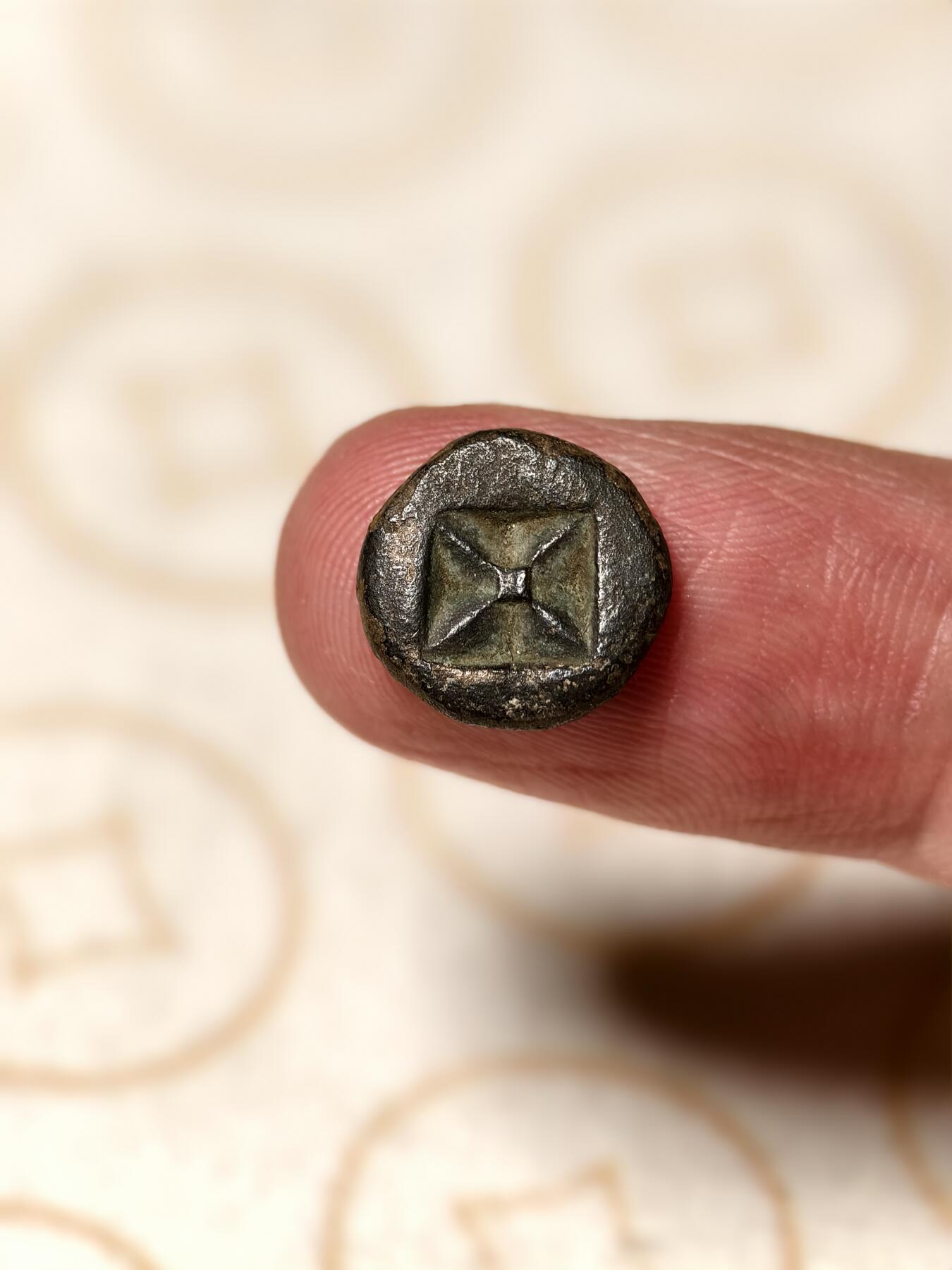 抚柳草堂-第五期章牌钱币（元旦欢庆场） 奖章勋章限时免佣 满百包邮 放漏专场 三佛齐王国末期至满者伯夷王国早期打制小银币 1.4g重正面有檀香花徽记，背面爪哇岛文，面值1 Unit或称Masa