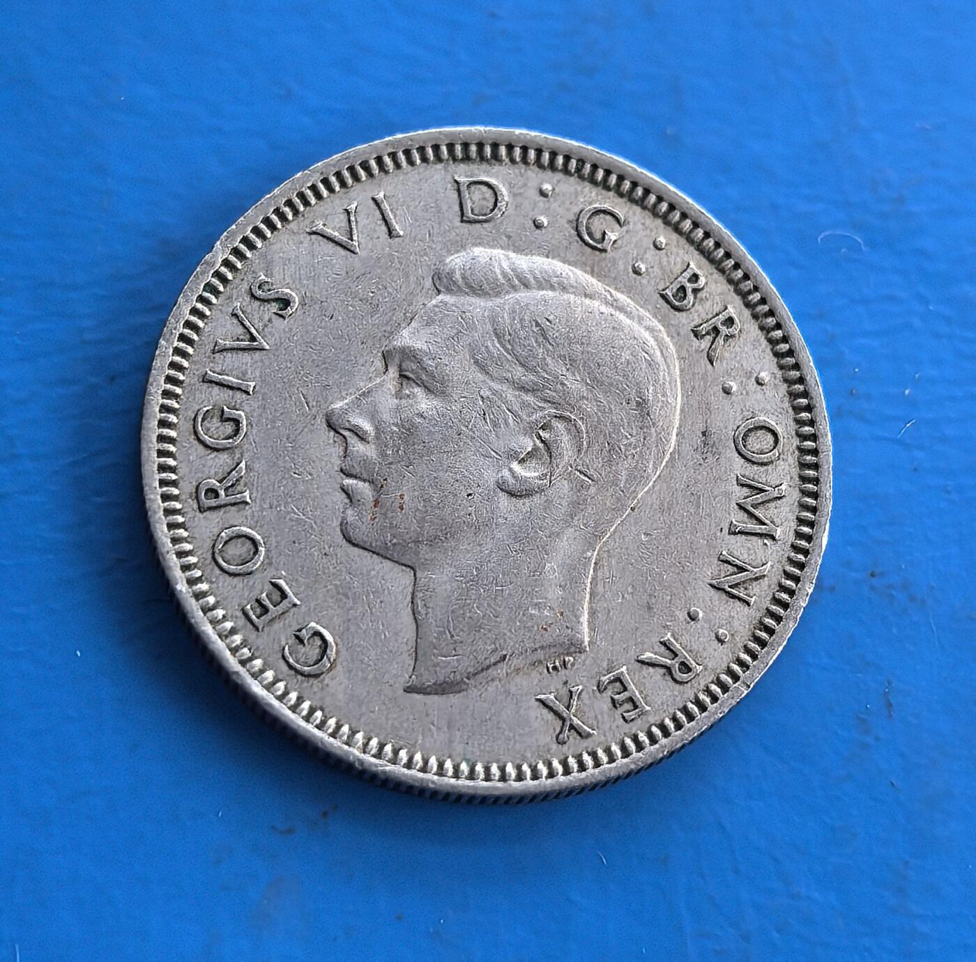 外国优质老铜币高银银币，周六九点倒数截拍，满百包邮，持续收拍 英国1951 年1先令，正面乔治六世肖像，背面英格兰雄狮踞皇冠，铭刻王室符号。属战后流通币，铜镍材质包浆自然，见证英帝国币制脉络。传统纹章设计 + 特定历史节点，是钱币收藏触摸王室历史与时代记忆的独特标的，亦适工艺创作 。