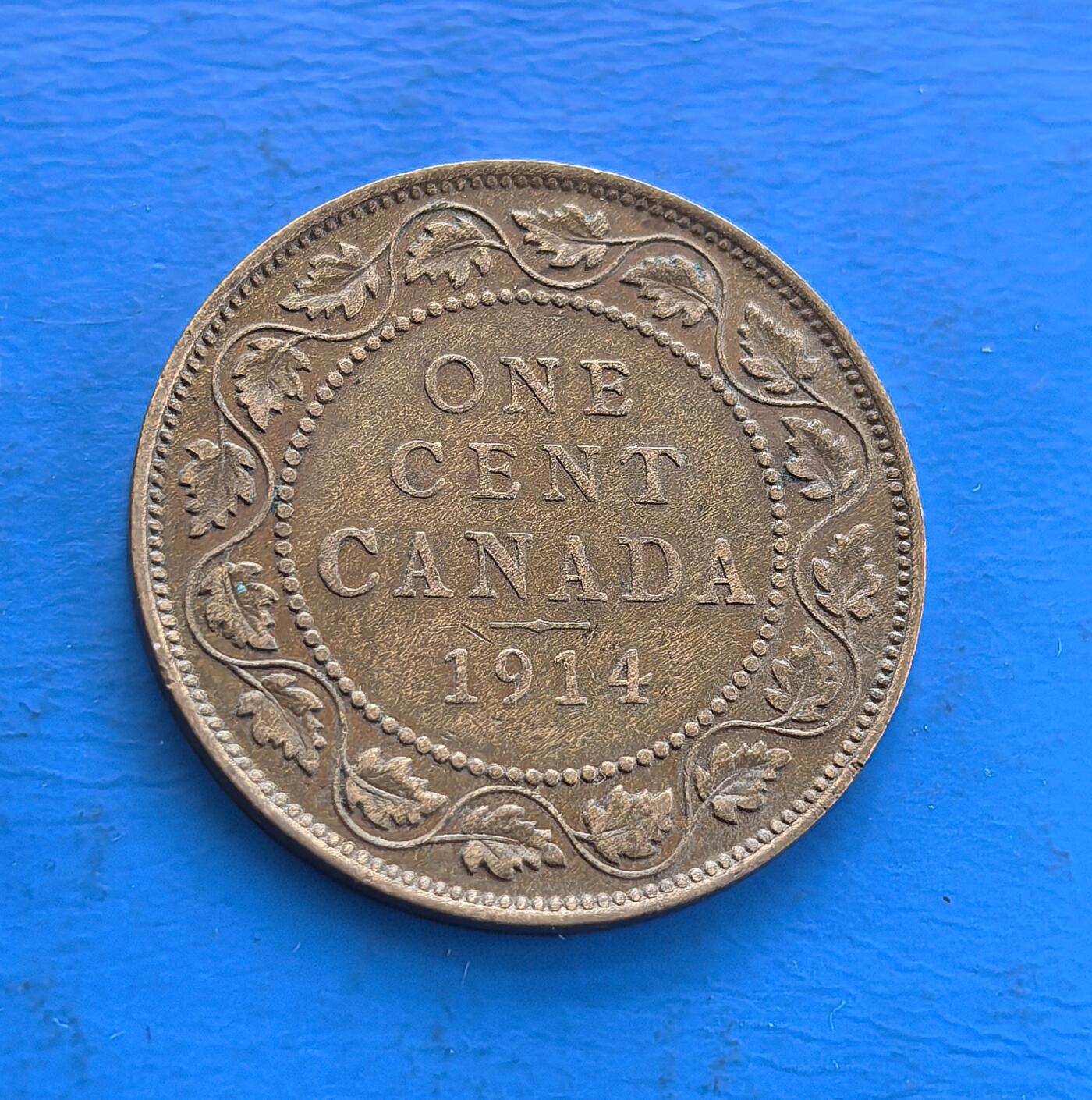外国优质老铜币高银银币，周六九点倒数截拍，满百包邮，持续收拍 加拿大 1914 年1 分铜币，铸于乔治五世时期、一战爆发年。正面国王像连英联邦脉络，背面枫叶纹（加象征）环 “ONE CENT CANADA”，青铜包浆载百年痕。见证加殖民向自治过渡，属英联邦货币标本，存世渐稀，解码北美殖民史与战争节点，收藏融历史符号与地域文化 。