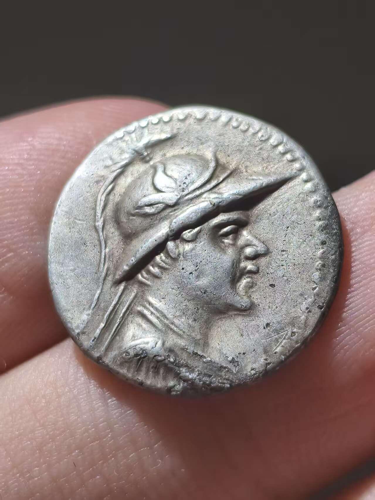 星盘世界钱币2026一月十日新年古典精品大拍 精彩纷呈 典藏名品美品！希腊化-中亚 巴克特里亚王国-欧克拉提德斯国王 1德拉克马银币 背面是狄俄斯库里兄弟骑兵 文骑马面王像，品相非常漂亮，铭文清晰图案全美，底板光滑平整，而且这种类型的着盔版非常少见，这一枚应该是普什卡拉瓦提造币厂的