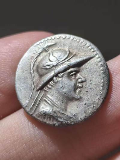 典藏名品美品！希腊化-中亚 巴克特里亚王国-欧克拉提德斯国王 1德拉克马银币 背面是狄俄斯库里兄弟骑兵 文骑马面王像，品相非常漂亮，铭文清晰图案全美，底板光滑平整，而且这种类型的着盔版非常少见，这一枚应该是普什卡拉瓦提造币厂的