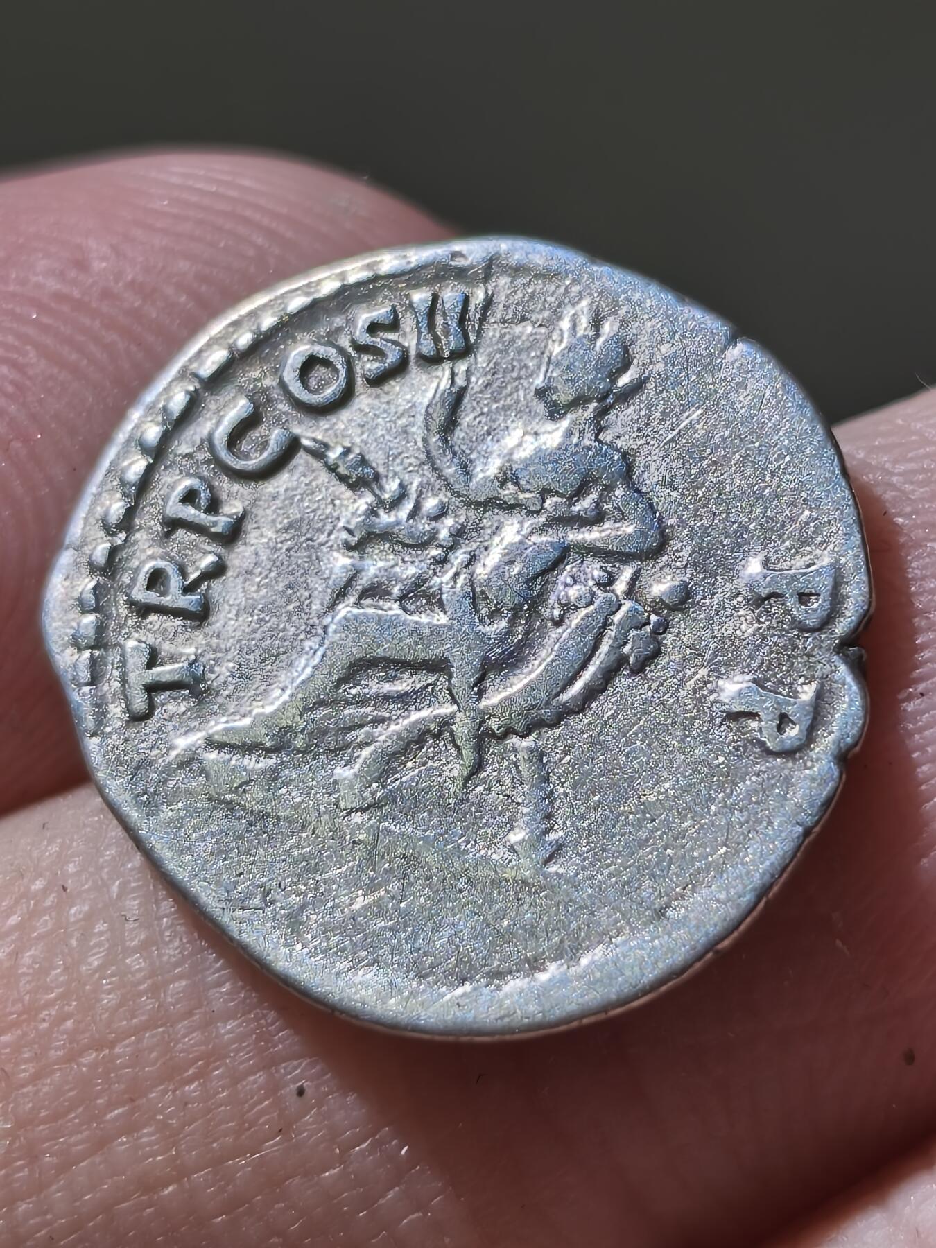 星盘世界钱币2026一月十日新年古典精品大拍 精彩纷呈 早期精品！ 罗马帝国 公元98-99年 图拉真继位时 第纳尔银币，这种银币的类型仅占图拉真发行很小一部分，非常少见这一枚品相很不错，文字齐全，图案居中，不可多得的美品