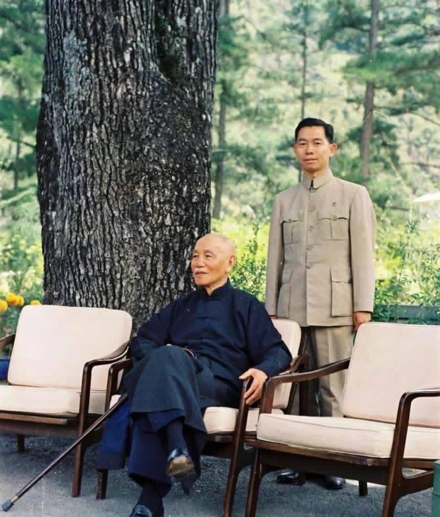 【第肆場】近代勋奖章徽章服饰杂项专场 【老兵凋零】委员长侍从武官出席蒋中正国葬军中山服ㄧ黑纱带依条例准许永久保留