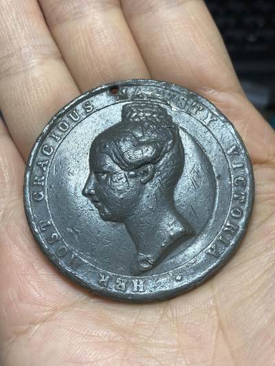 2026年第二场(总第一百七十一场）外国好品散币场(免佣金) - 英国🇬🇧1838年超大直径纪念章，白鑞材质，直径47.7毫米，厚5.0毫米，重30.64克(维多利亚女王加冕礼纪念章)