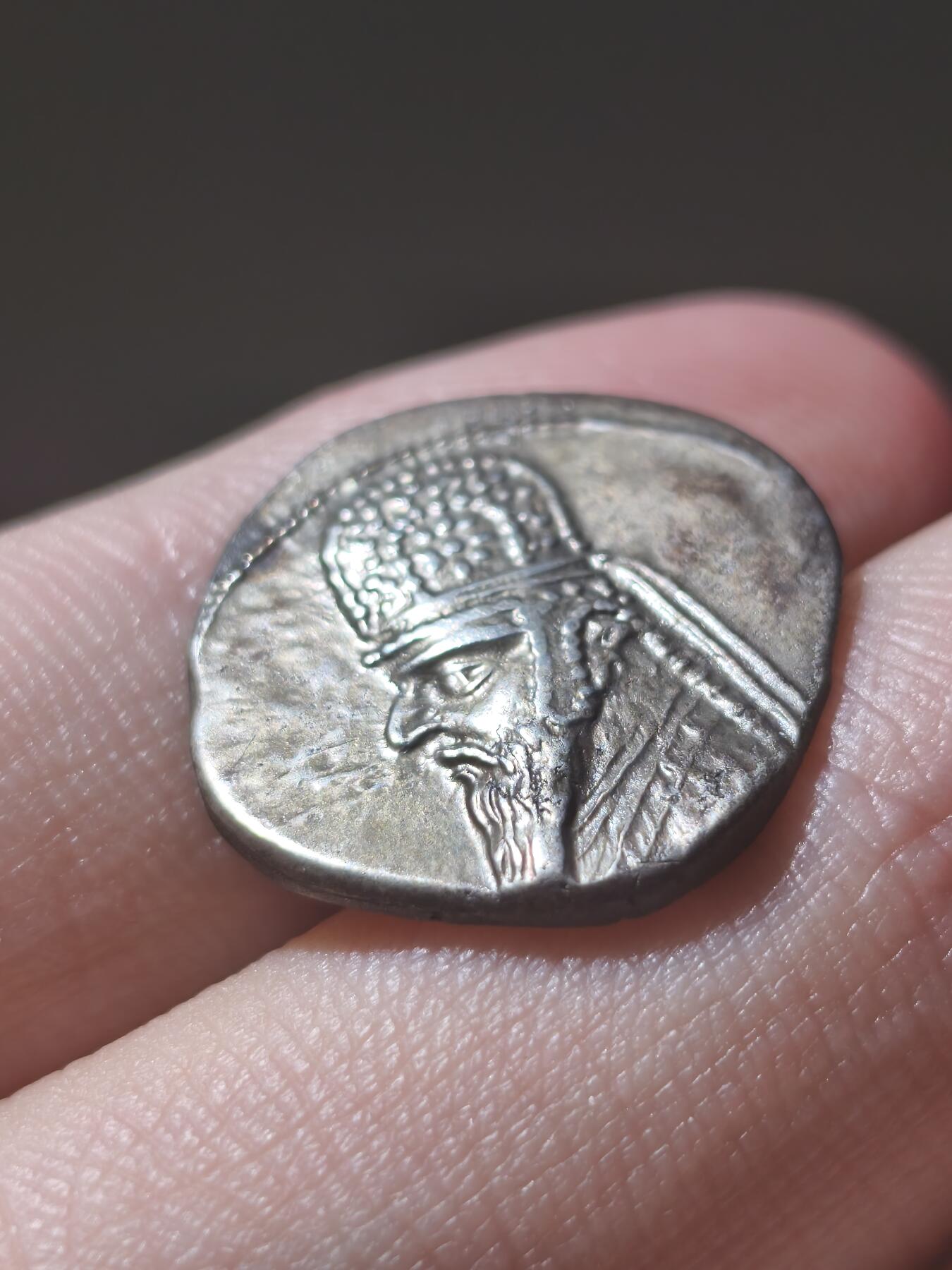 星盘世界钱币2026一月十日新年古典精品大拍 精彩纷呈 极品！帕提亚 - 米特拉达梯二世（公元前123–前88年）1德拉克马银币  埃克巴塔纳（Ecbatane）造币厂，这一枚真的非常漂亮，打制流淌纹非常清晰，而且正背面打的非常全美