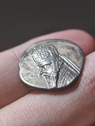 极品！帕提亚 - 米特拉达梯二世（公元前123–前88年）1德拉克马银币  埃克巴塔纳（Ecbatane）造币厂，这一枚真的非常漂亮，打制流淌纹非常清晰，而且正背面打的非常全美