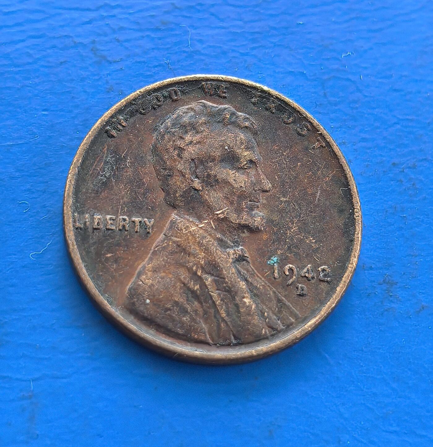 外国优质老铜币高银银币，周六九点倒数截拍，满百包邮，持续收拍 美国林肯1942 年 1 分铜币（小麦版D版），铸于二战关键期。正面林肯像凝自由精神，背面小麦穗彰农业根基，铜质包浆载战时痕迹。见证美国参战脉络，属经典流通币标本，设计融总统符号与民生意象，虽存世量丰，却藏时代厚重，是解码美国二战史、收藏入门的亲民标的 。