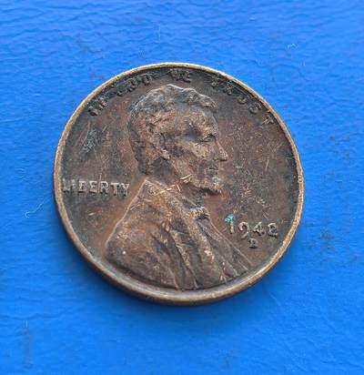 外国优质老铜币高银银币，周六九点倒数截拍，满百包邮，持续收拍 - 美国林肯1942 年 1 分铜币（小麦版D版），铸于二战关键期。正面林肯像凝自由精神，背面小麦穗彰农业根基，铜质包浆载战时痕迹。见证美国参战脉络，属经典流通币标本，设计融总统符号与民生意象，虽存世量丰，却藏时代厚重，是解码美国二战史、收藏入门的亲民标的 。