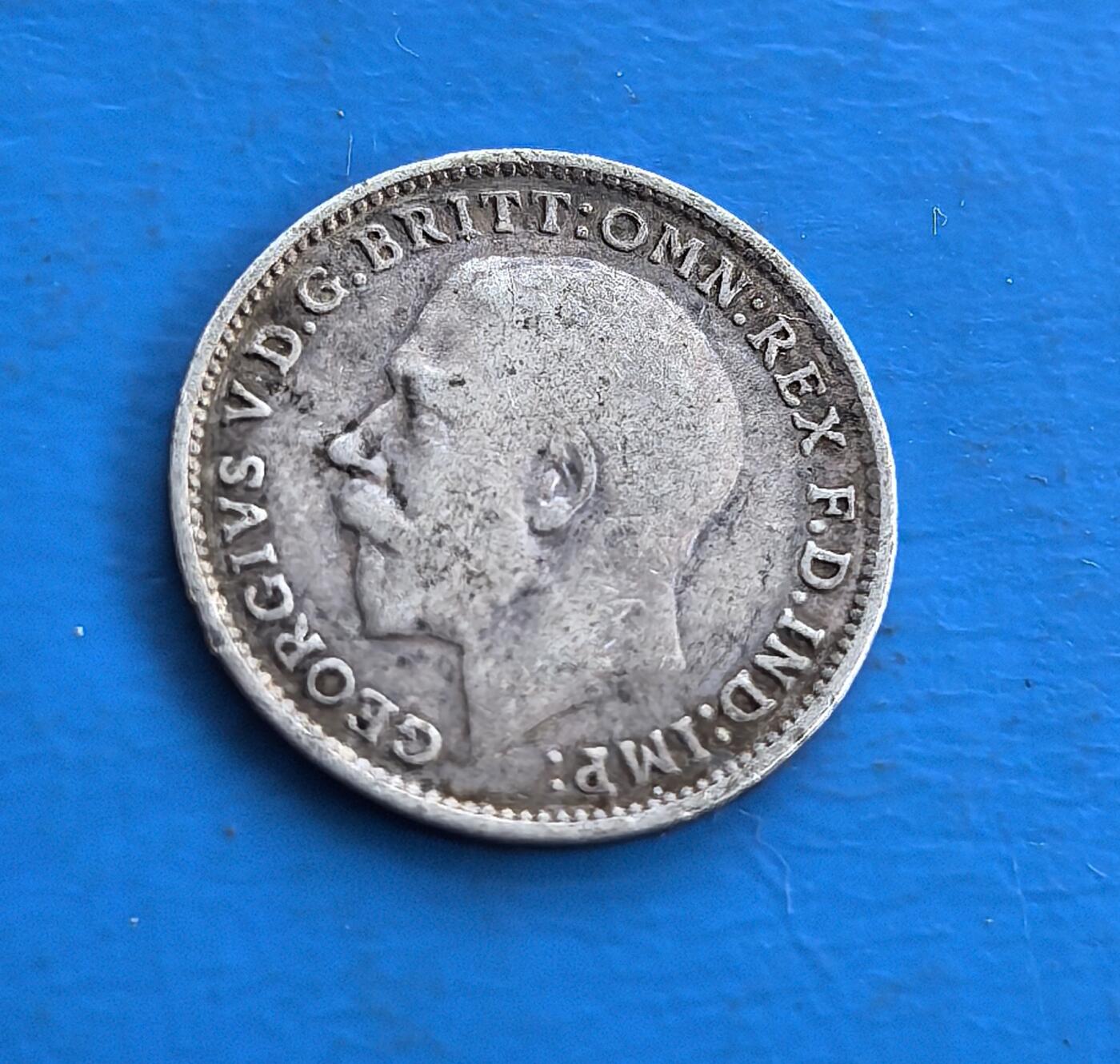 外国优质老铜币高银银币，周六九点倒数截拍，满百包邮，持续收拍 英国1916年 3 便士银币，正面乔治五世像，背面 “3” 与皇冠环绕花叶，铸于一战时期。银质包浆凝战争岁月痕，见证英帝国巅峰与动荡。属殖民时代流通币，承载君主符号与历史叙事，为研究一战货币、英王统治的稀有标本，藏帝国余晖与时代印记，小众却具厚重历史价值 。