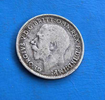 外国优质老铜币高银银币，周六九点倒数截拍，满百包邮，持续收拍 - 英国1916年 3 便士银币，正面乔治五世像，背面 “3” 与皇冠环绕花叶，铸于一战时期。银质包浆凝战争岁月痕，见证英帝国巅峰与动荡。属殖民时代流通币，承载君主符号与历史叙事，为研究一战货币、英王统治的稀有标本，藏帝国余晖与时代印记，小众却具厚重历史价值 。