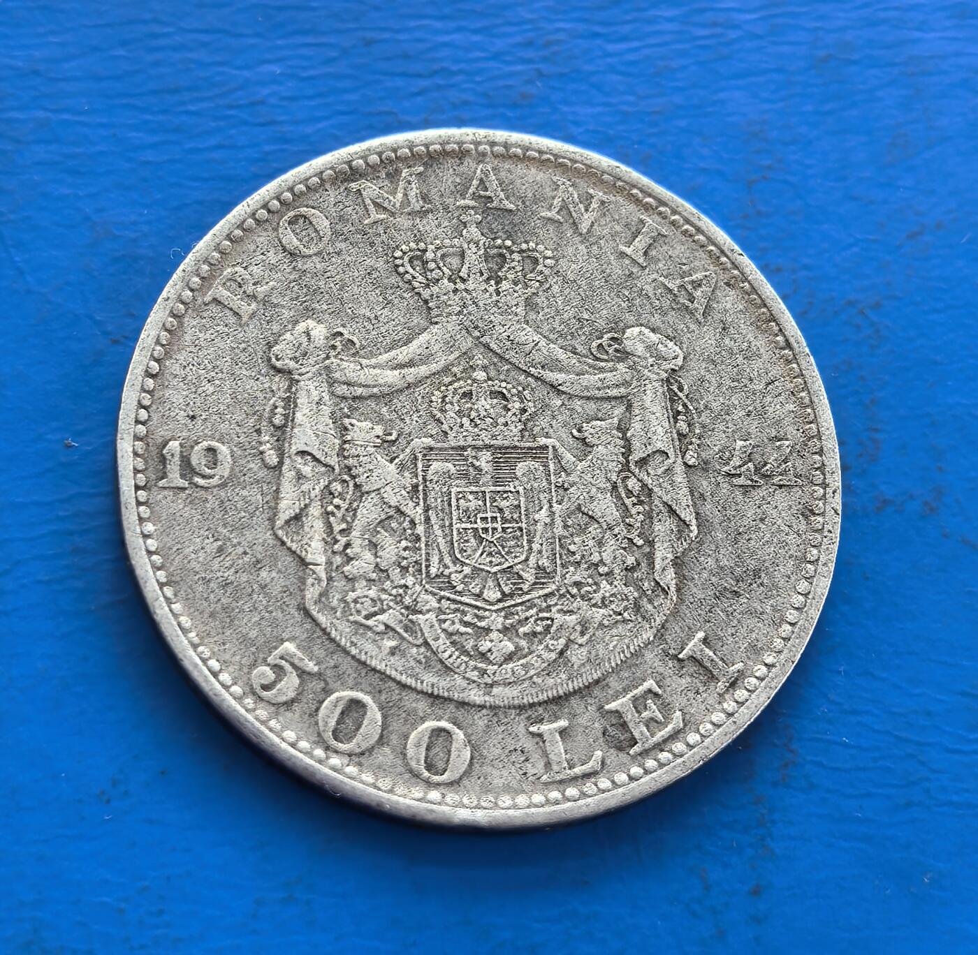 外国优质老铜币高银银币，周六九点倒数截拍，满百包邮，持续收拍 罗马尼亚1944 年 500 列伊银币，铸于二战末期米哈伊一世统治期，正面国王像、背面王室纹章，银质凝战争风云。见证东欧政权跌宕，纹章工艺精湛，因战时铸限存世稀。属王室币与二战史交叉标本，解码罗马尼亚往昔的独特藏物 。