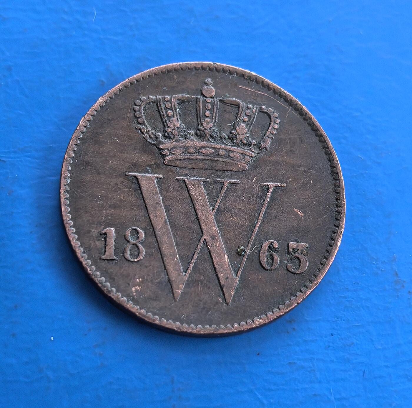 外国优质老铜币高银银币，周六九点倒数截拍，满百包邮，持续收拍 荷兰1863 年威廉三世 1 分铜币，正面皇冠与 “W” 彰显王室威仪，背面持剑雄狮国徽尽显荷兰纹章特色。铸于国王统治期，铜质包浆凝百年岁月。属荷兰早期流通币，承载王室符号与经济脉络，是研究尼德兰君主制、纹章文化的稀有标本，为小众收藏注入地域历史厚重感 。