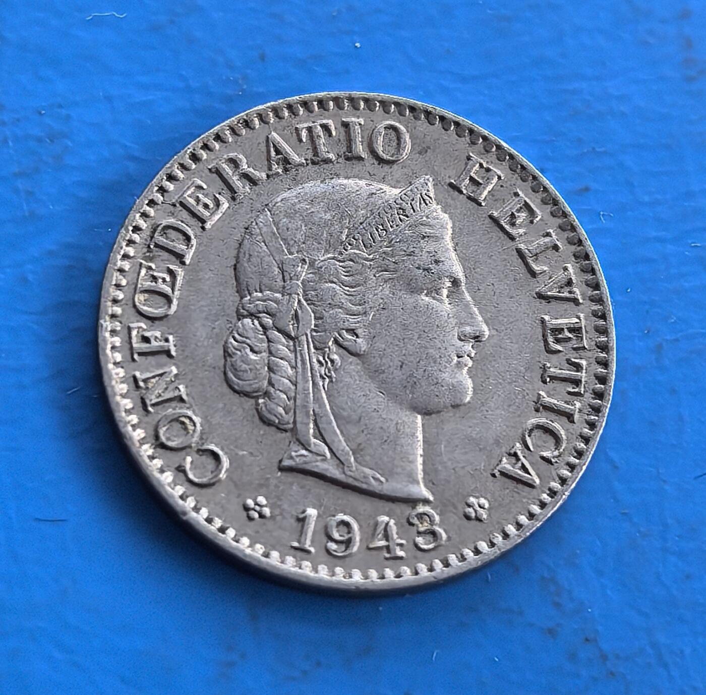 外国优质老铜币高银银币，周六九点倒数截拍，满百包邮，持续收拍 瑞士1943 年 5 分，正面镌海尔维蒂亚头像（瑞士象征），环刻 “瑞士联邦” 铭文；背面葡萄花环环绕 “5”，雕刻细腻。诞生于二战烽火，见证中立国坚守。币面存时代痕迹，属瑞士经典流通币，承载联邦文化与和平寓意，为欧洲二战货币收藏添独特标本，藏历史厚重与工艺之美 。字简述这个币的卖点