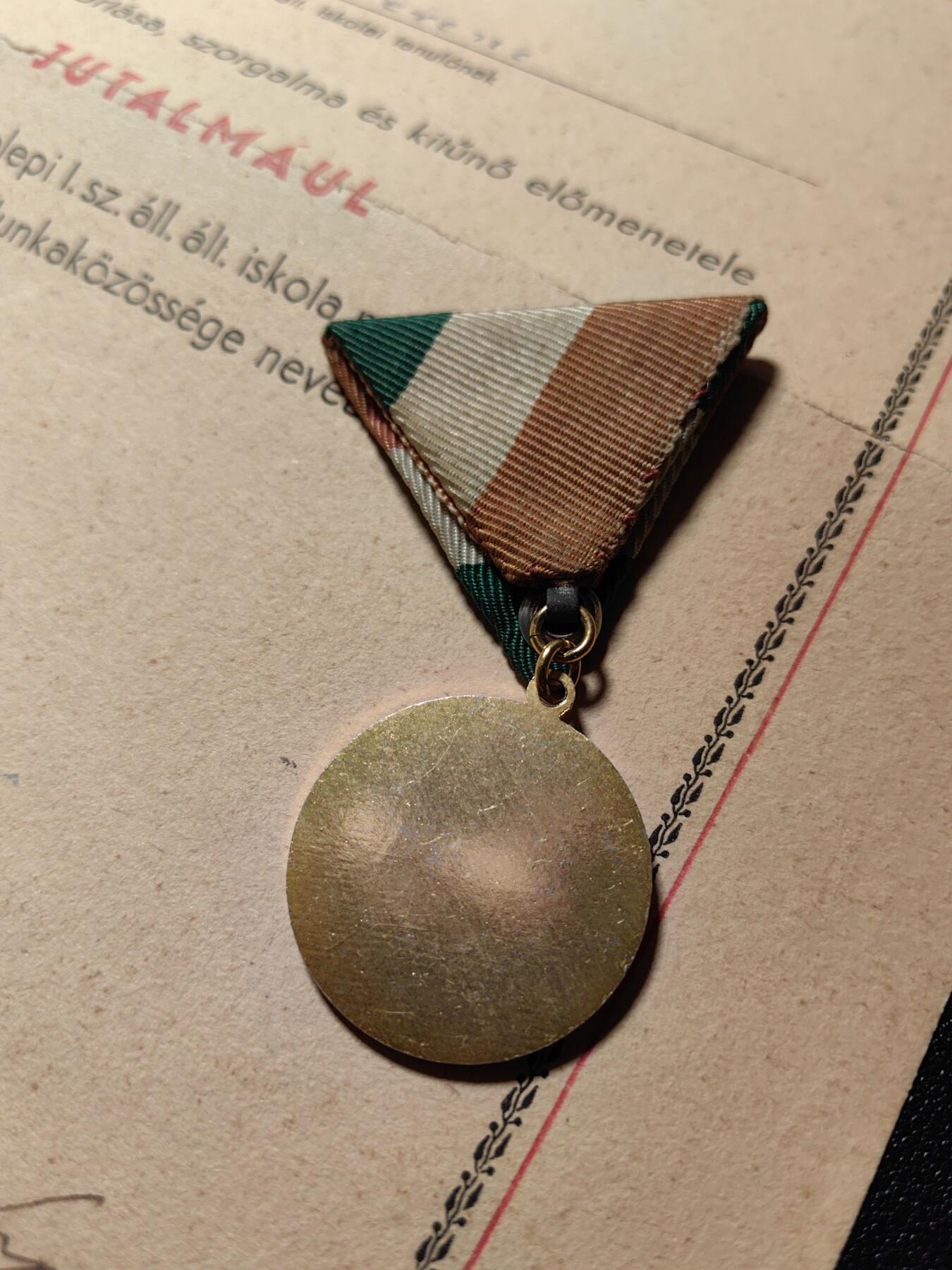 靖甫拍卖新拍第一场 匈牙利学霸奖章带证 50年代证书