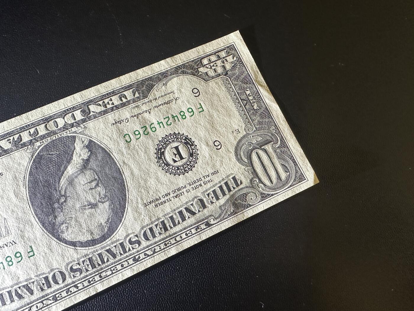 《外钞收藏家》第五百九十八期（2026年新年第一场）（本平台长期征集拍品、欢迎藏友们联系合作） 1995年美国小头版10元AU+85年UNC- +90年背面有胶 3张一起