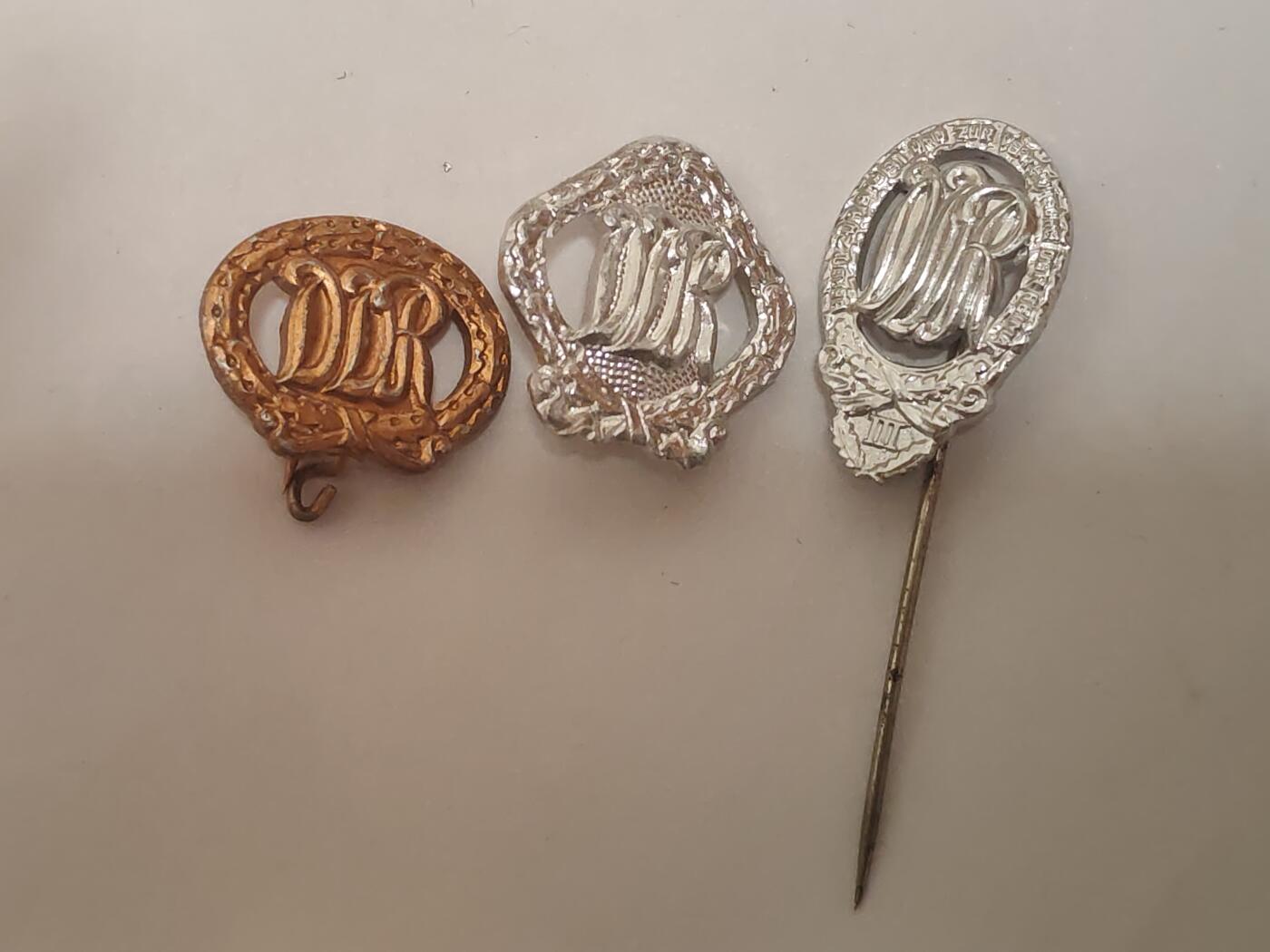 韵星假日拍卖第三十四期 -- Rimey Holidays Auction 34 民主德国体育技能证章插针一组