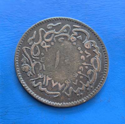 外国优质老铜币高银银币，周六九点倒数截拍，满百包邮，持续收拍 - 奥斯曼帝国铜币，背面苏丹图格拉（王权符号），正面阿拉伯文凝伊斯兰信仰。铜质包浆载帝国兴衰，图格拉工艺精湛，见证中世纪中东权力与文化交融。存世因岁月、战乱稀缺，属伊斯兰货币艺术标本，解码奥斯曼脉络，藏异域历史厚重，小众收藏珍稀标的 。