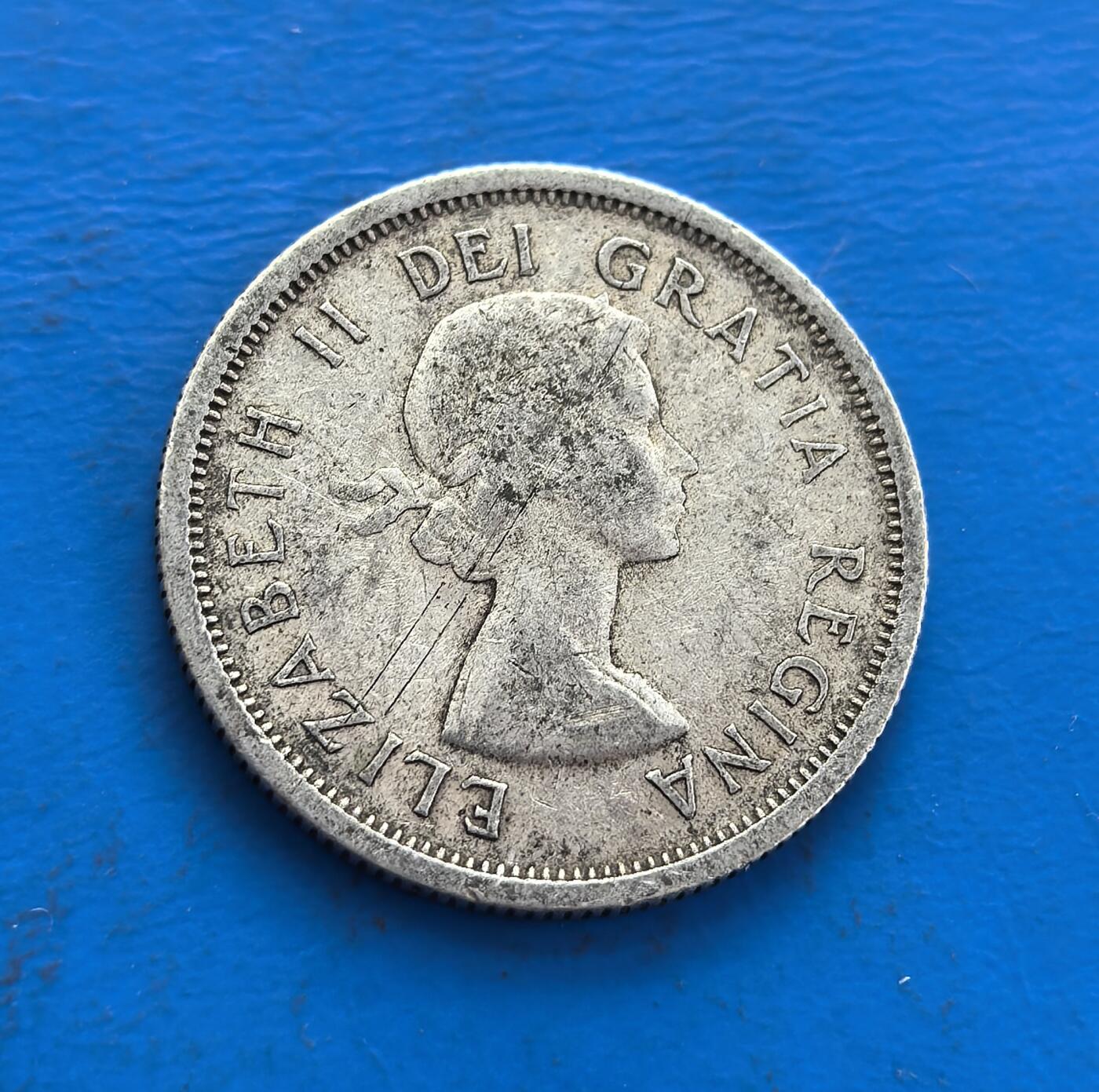 外国优质老铜币高银银币，周六九点倒数截拍，满百包邮，持续收拍 加拿大 1964 年25 分银币，正面伊丽莎白二世像（英联邦纽带象征），背面驯鹿（国家标志，雕刻生动），银质包浆藏岁月痕迹。见证加拿大货币与王室关联，融自然符号、君主制脉络，银质因流通存世渐稀，是解码加国身份、收藏英联邦银币的独特标的 。