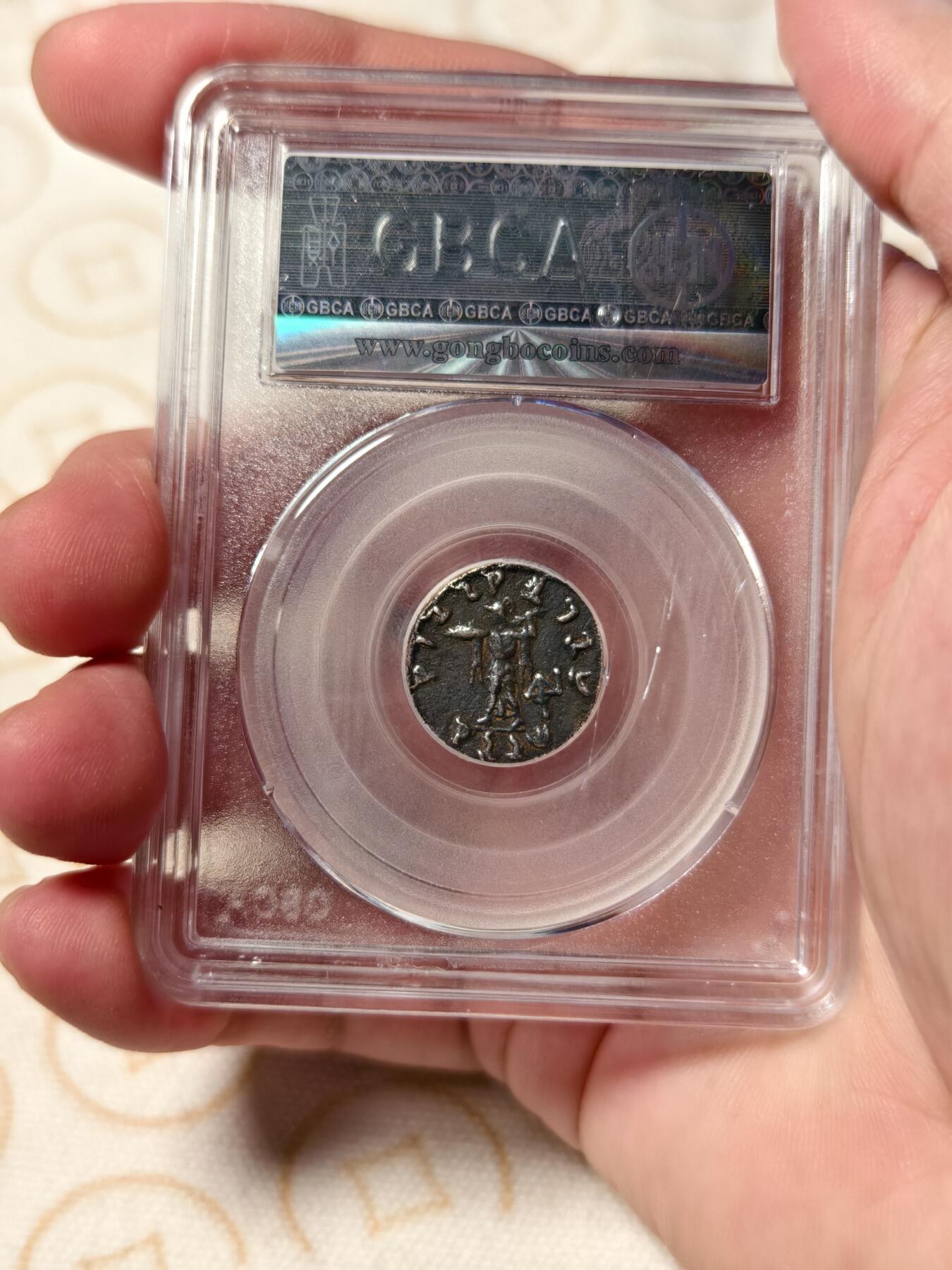 抚柳草堂-第五期章牌钱币（元旦欢庆场） 奖章勋章限时免佣 满百包邮 放漏专场 公元前3-1世纪 希腊巴克特里亚王朝银币 盒子表面有裂纹 米南德一世印度--希腊王朝最著名的君王之一 中国史书上称弥南王 公博xf01状态不错 早期打制币很难给分